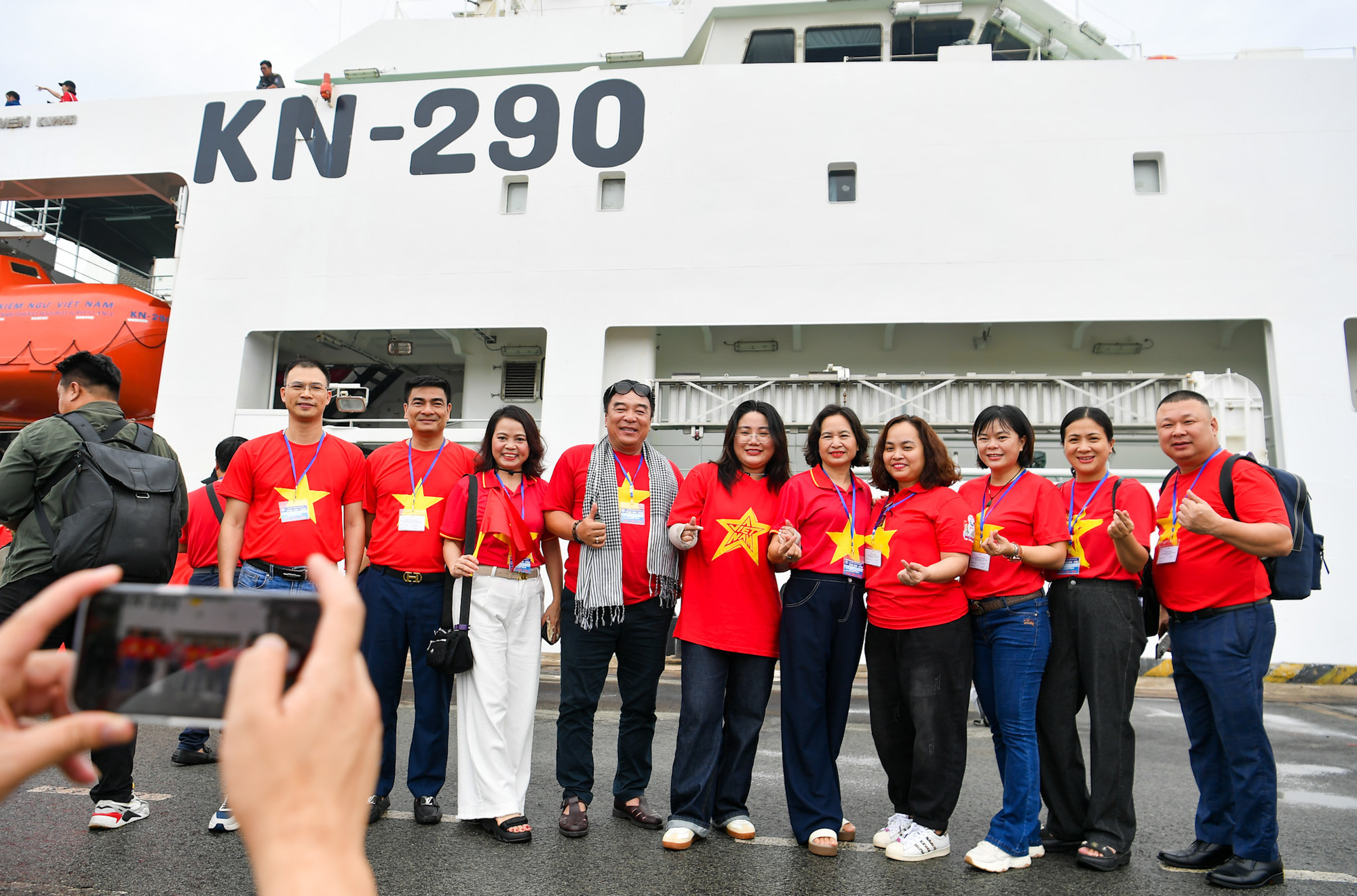 [Ảnh] Đoàn công tác 100 nhà báo của Hội Nhà báo Việt Nam thăm quân và dân huyện đảo Trường Sa ảnh 7