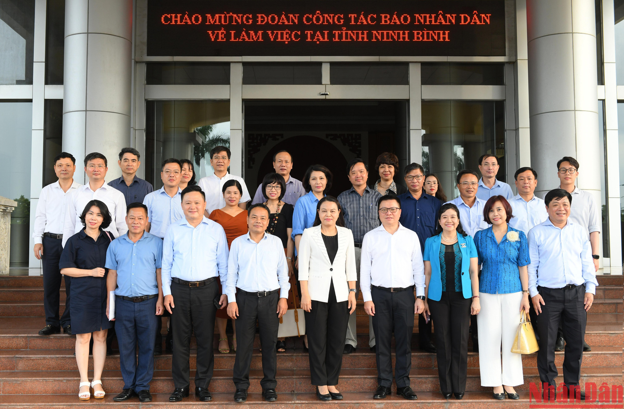 Đoàn đại biểu Báo Nhân Dân và đại biểu tỉnh Ninh Bình chụp ảnh lưu niệm