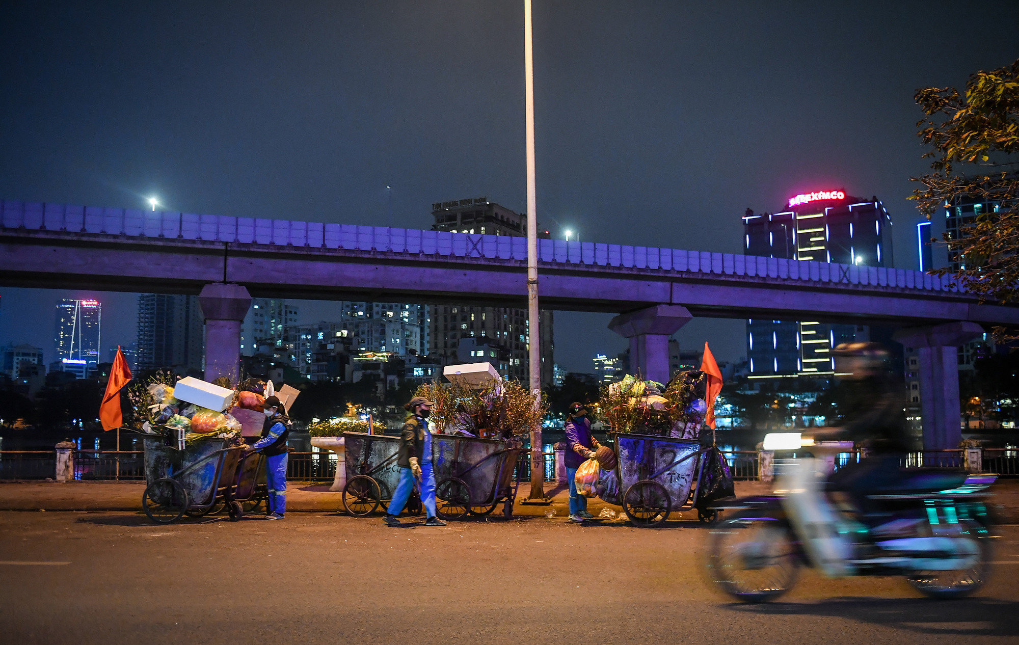 7 giờ tối ngày 29 Tết, các công nhân Tổ môi trường 5, Công ty TNHH một thành viên Môi trường đô thị Hà Nội chi nhánh Đống Đa vẫn miệt mài với công việc của mình trên phố.