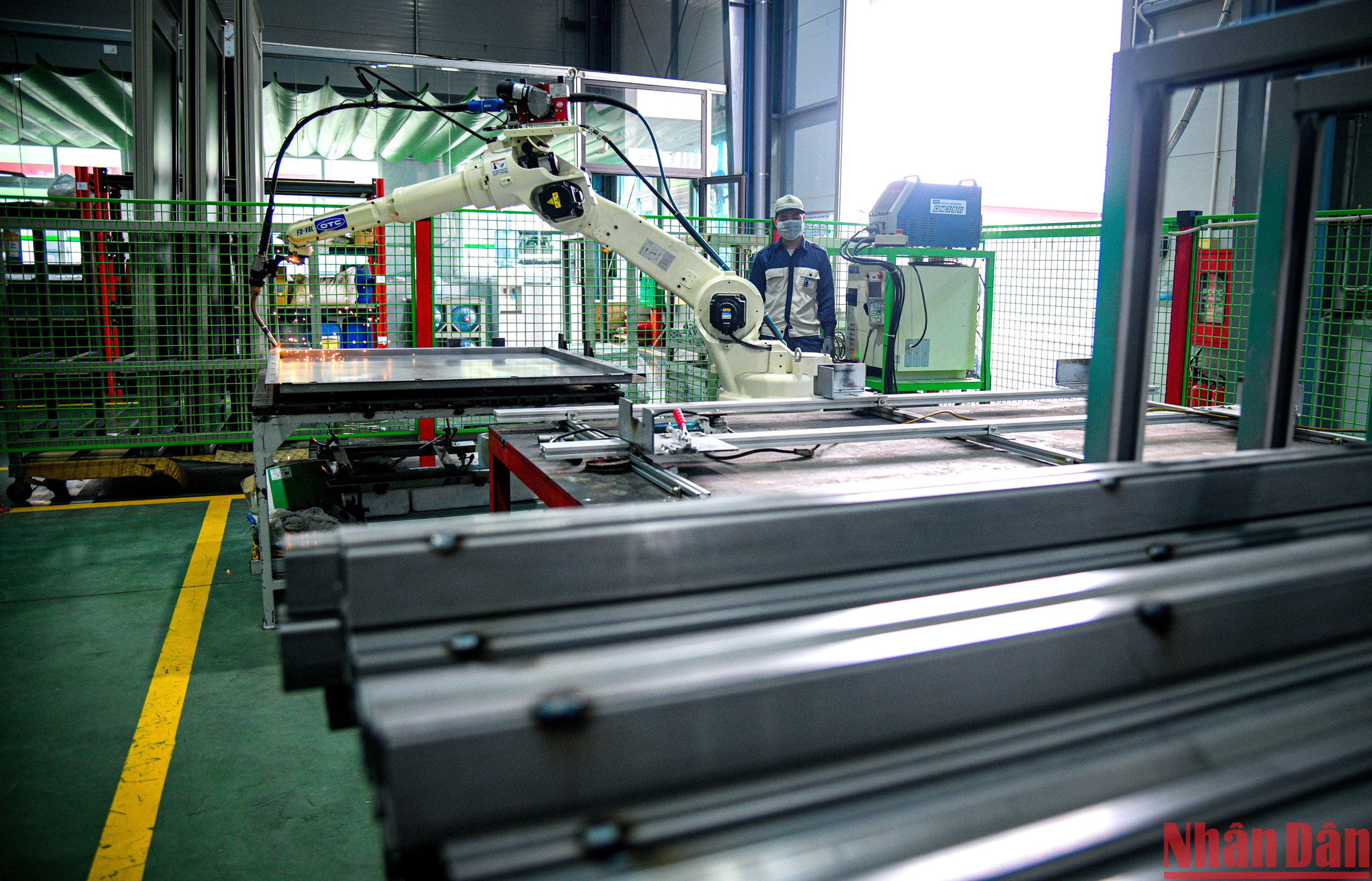 Robot hàn tự động.