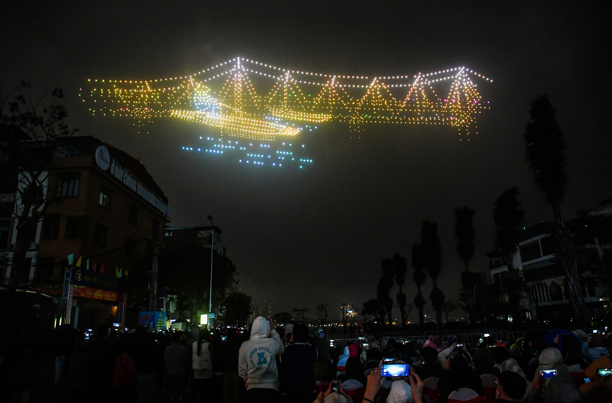 [Ảnh] Người dân Thủ đô choáng ngợp trước màn trình diễn ánh sáng nghệ thuật với 2.024 drones light ảnh 10