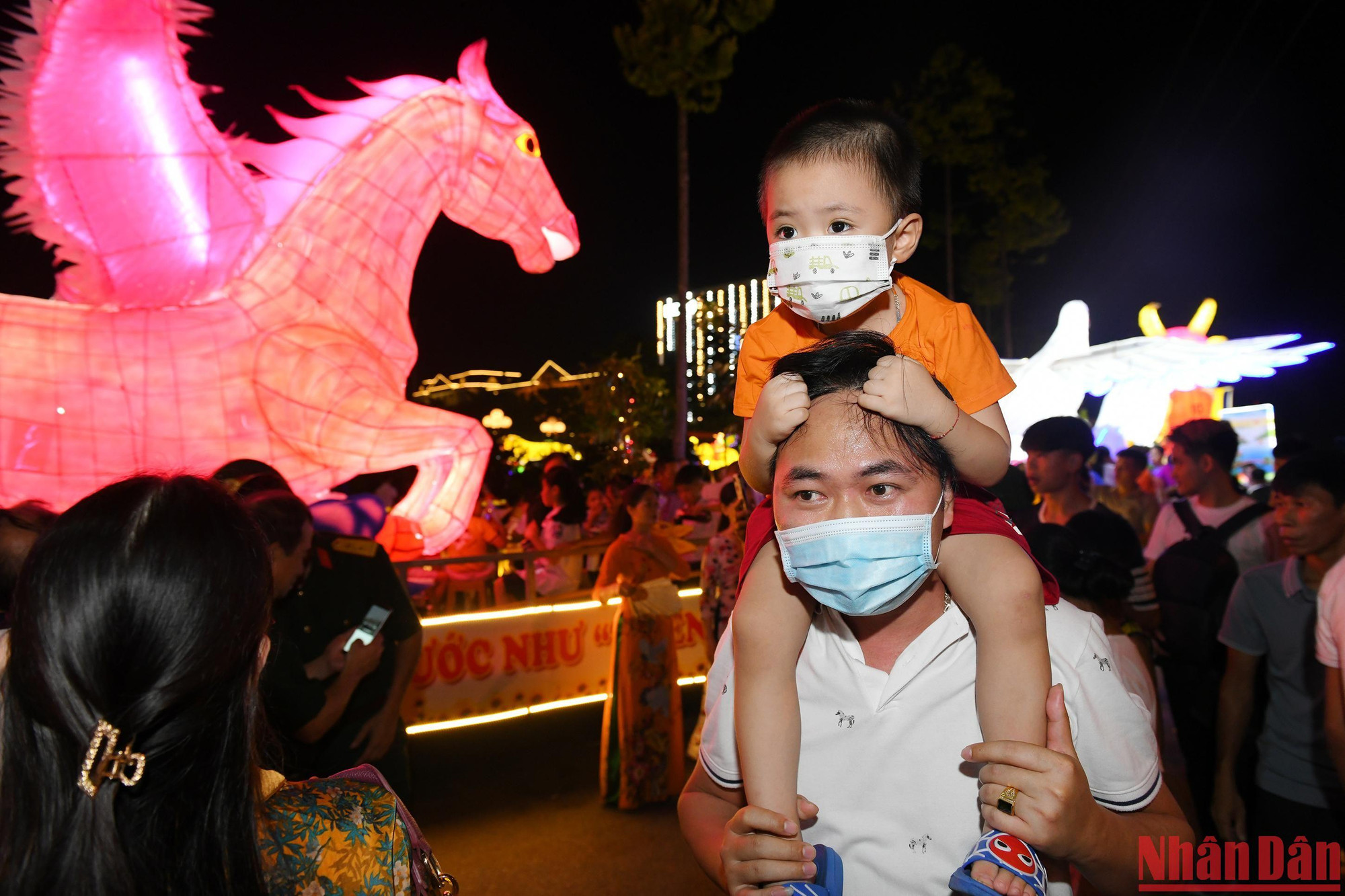 Trẻ em được ông bà, bố mẹ đưa đi xem Đêm hội Thành Tuyên.