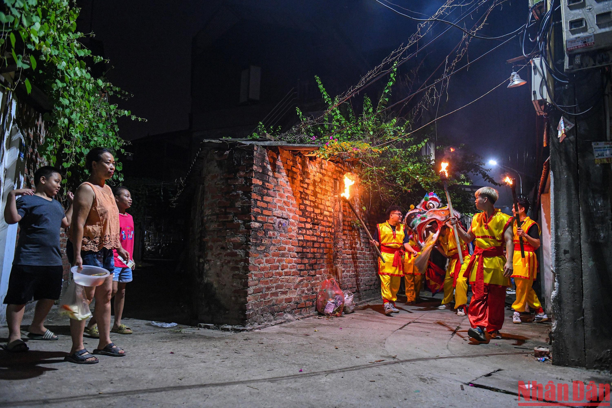 Mỗi gia đình trong thôn đều thích thú, vui vẻ mỗi khi có đoàn lân sư rước qua nhà. Mỗi gia đình trong thôn đều thích thú, vui vẻ mỗi khi có đoàn lân sư rước qua nhà.