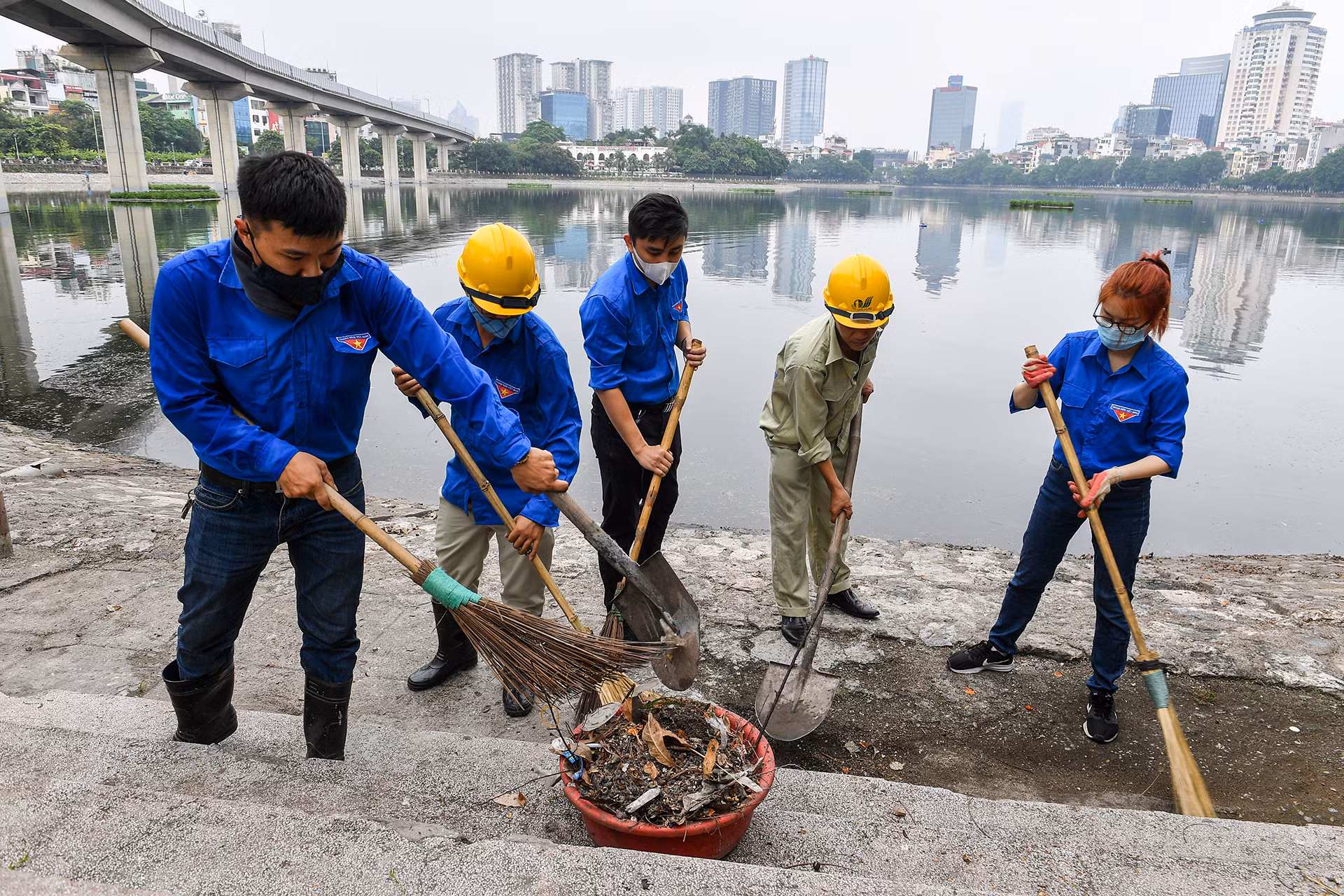 [Ảnh] Thầm lặng giữ sạch những "lá phổi xanh" của Hà Nội ảnh 6