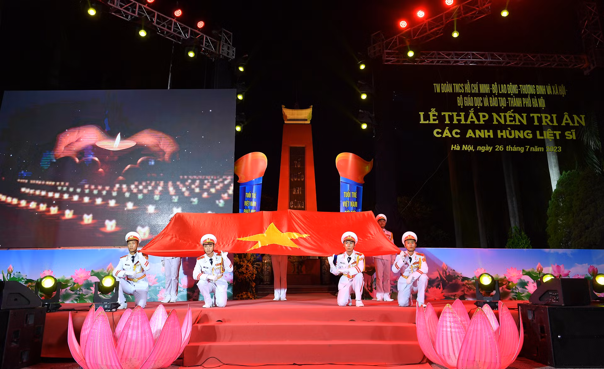 Đúng 19 giờ "Lễ thắp nến tri ân các Anh hùng liệt sĩ " chính thức bắt đầu.