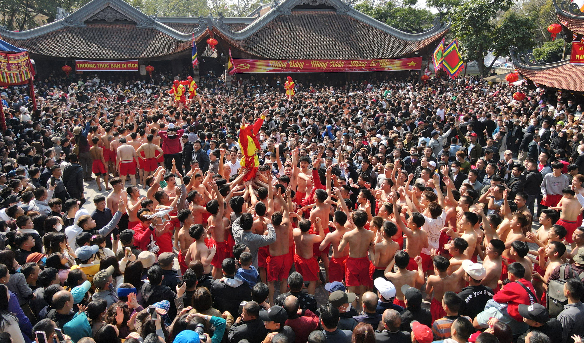 Các ông Đám được công kênh trên vai bởi những trai đinh đang độ sung sức làm động tác múa như muốn cổ động tinh thần quân lính và như chào tạm biệt nhân dân đi đánh giặc.