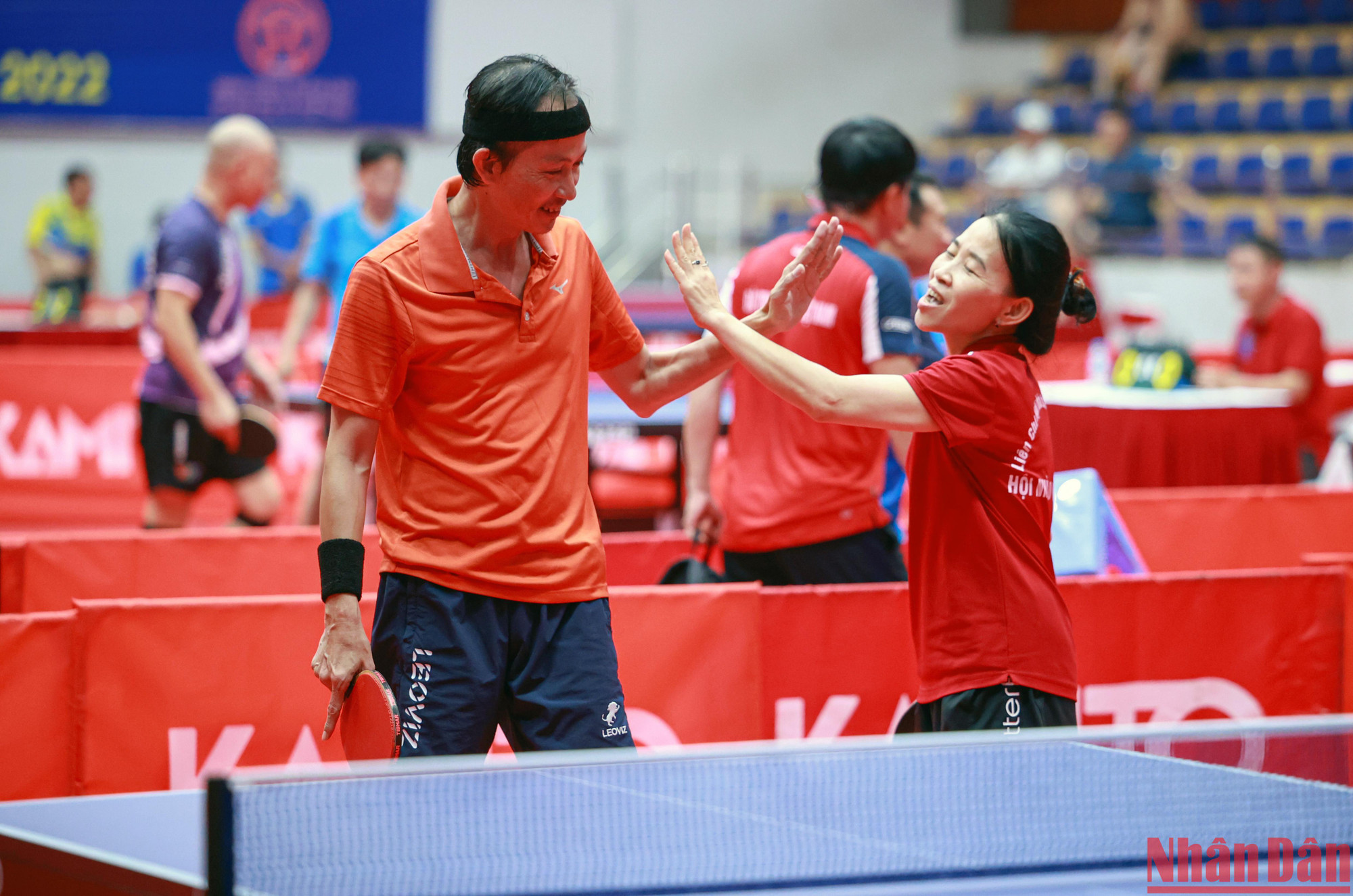 Chia vui cùng đồng đội sau 1 pha bóng bóng đẹp.