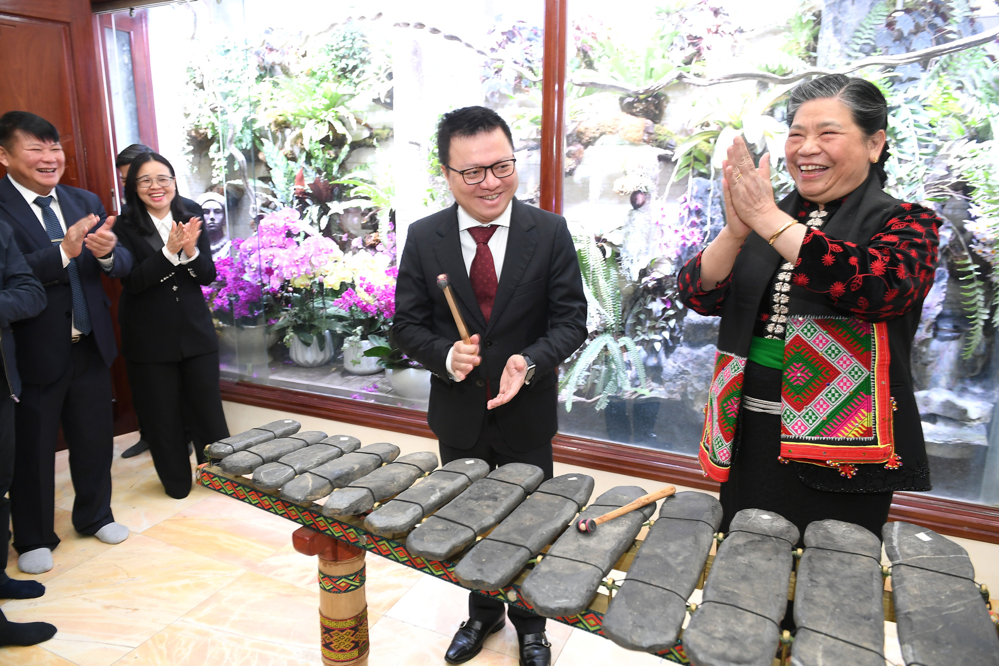 Đồng chí Lê Quốc Minh cùng Đoàn công tác thăm đồng chí Tòng Thị Phóng, nguyên Ủy viên Bộ Chính trị, nguyên Phó Chủ tịch Thường trực Quốc hội.