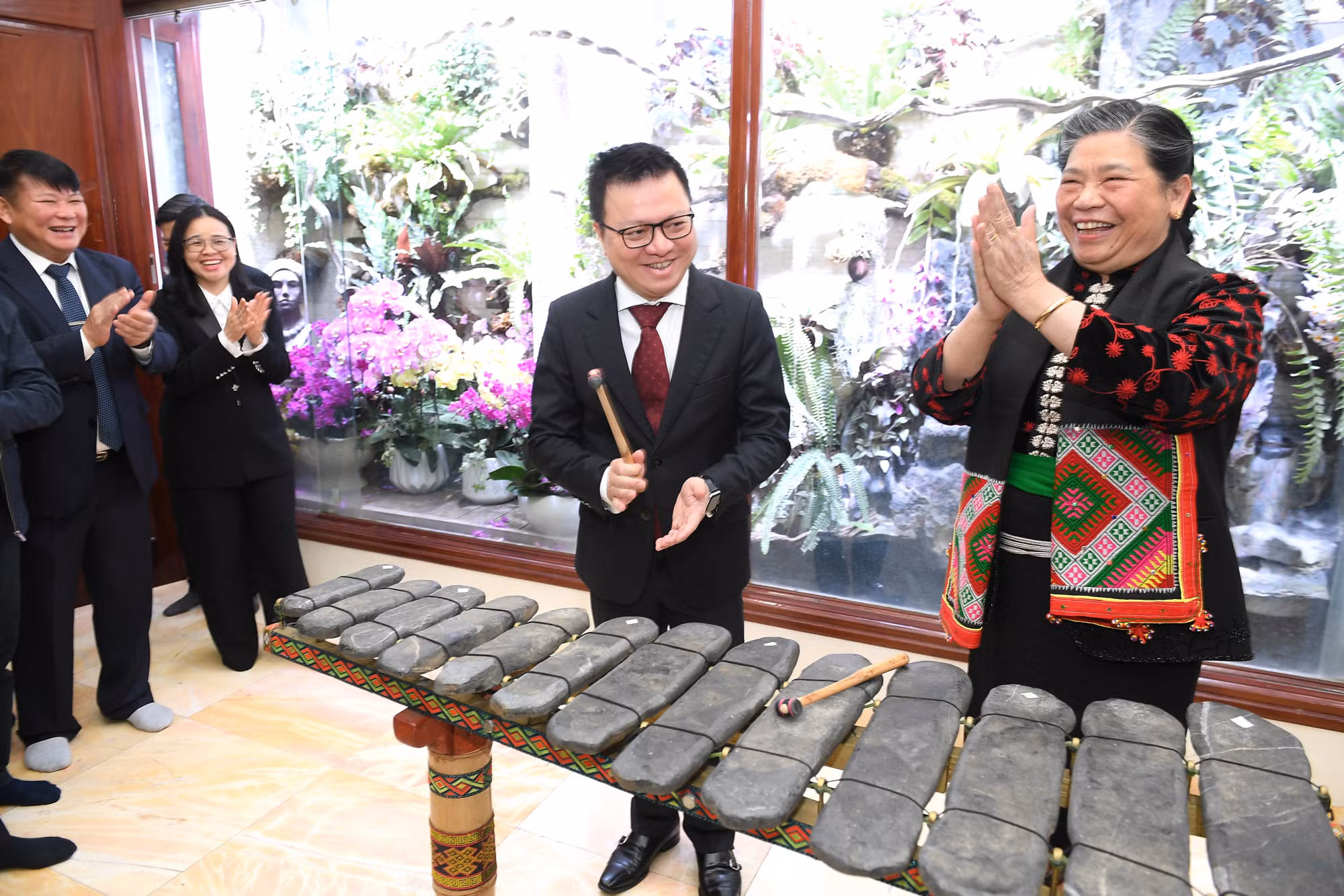 Đồng chí Lê Quốc Minh cùng Đoàn công tác thăm đồng chí Tòng Thị Phóng, nguyên Ủy viên Bộ Chính trị, nguyên Phó Chủ tịch Thường trực Quốc hội.