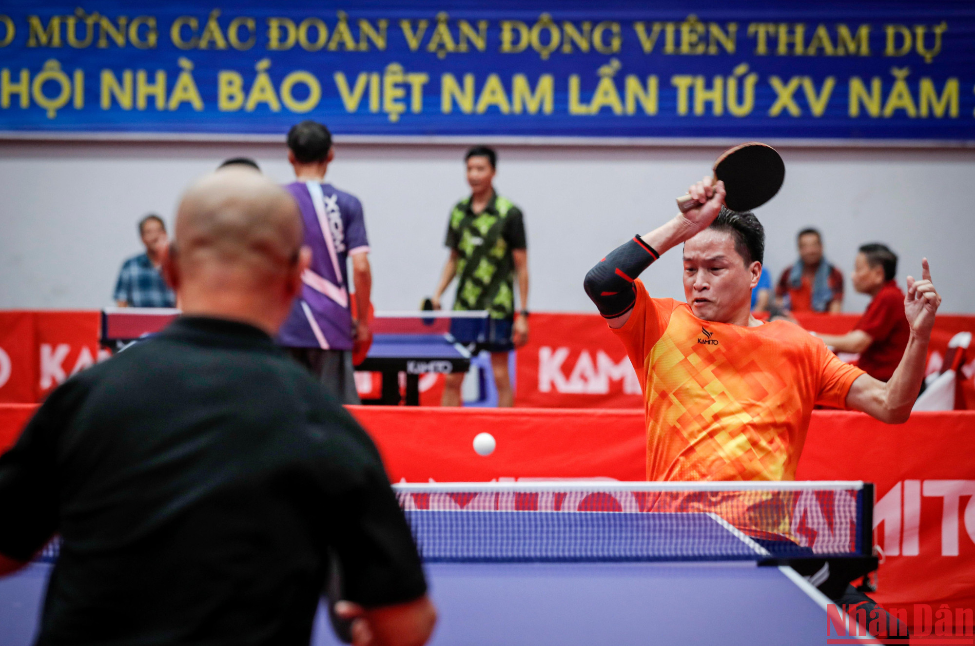 Tay vợt Nguyễn Trang Dũng Báo Công an Nhân Dân có chuyên môn rất tốt với những cú đánh hiểm hóc khó lường.