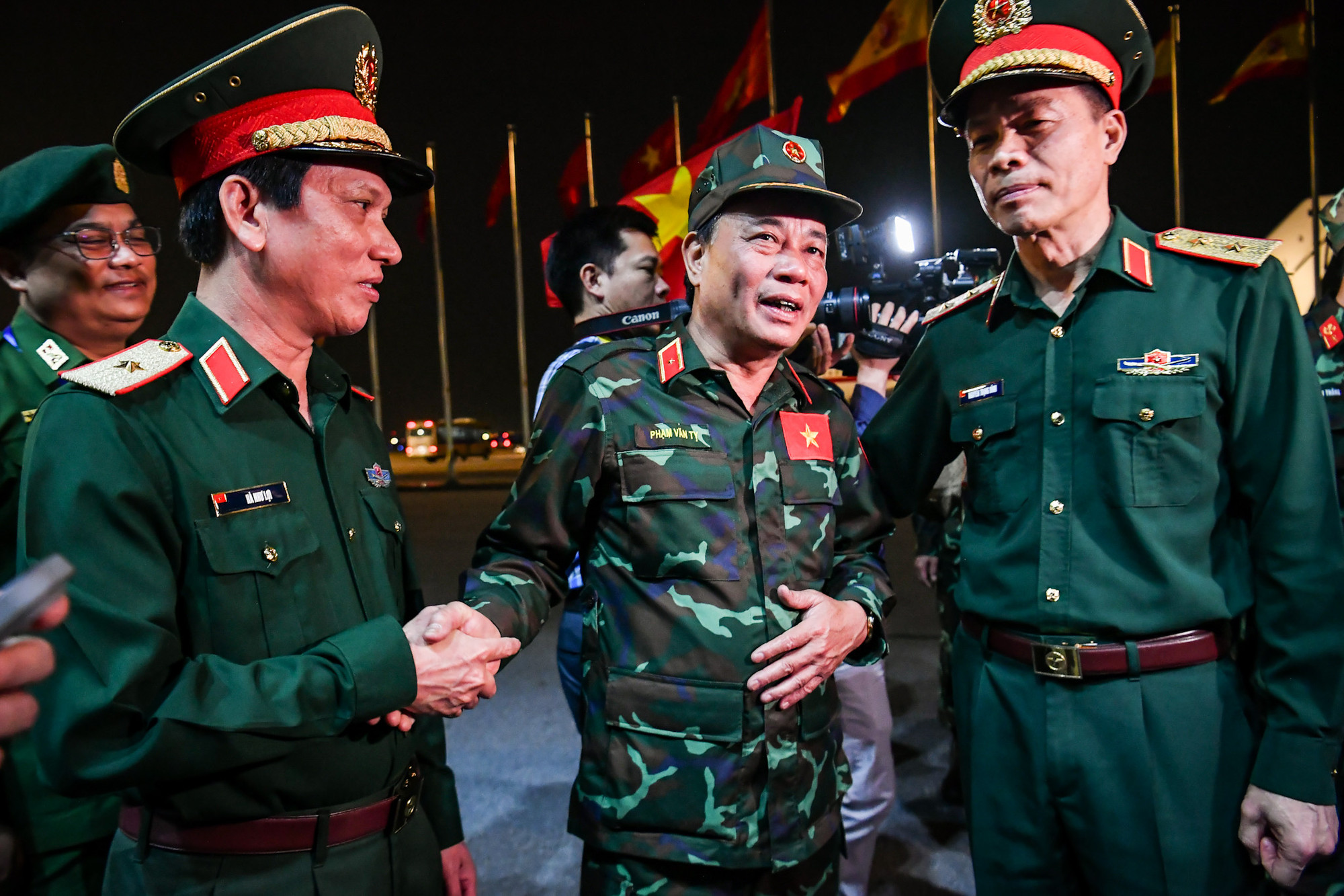 Thượng tướng Vũ Hải Sản, Ủy viên Trung ương Đảng, Thứ trưởng Quốc phòng hỏi han, động viên trưởng đoàn công tác Phạm Văn Tỵ.