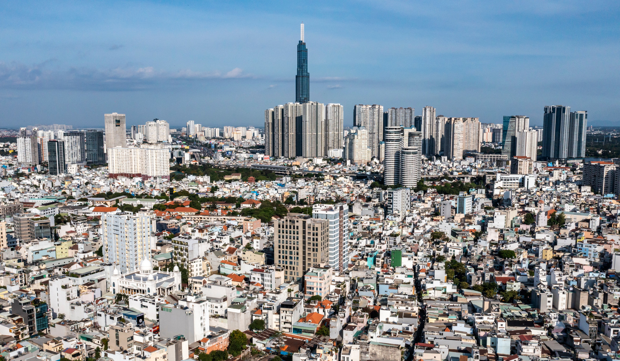 Nửa thế kỷ đã trôi qua, những năm gần đây, Thành phố Hồ Chí Minh (được đổi tên từ Sài Gòn vào năm 1976) bừng tỉnh, phát triển xứng tầm với mỹ danh đã gắn liền với tên gọi một thế kỷ qua. Những tòa nhà chọc trời vươn mình trên biển mây đón ánh mặt trời như muốn thể hiện khát khao chinh phục những đỉnh cao mới của con người nơi đây.