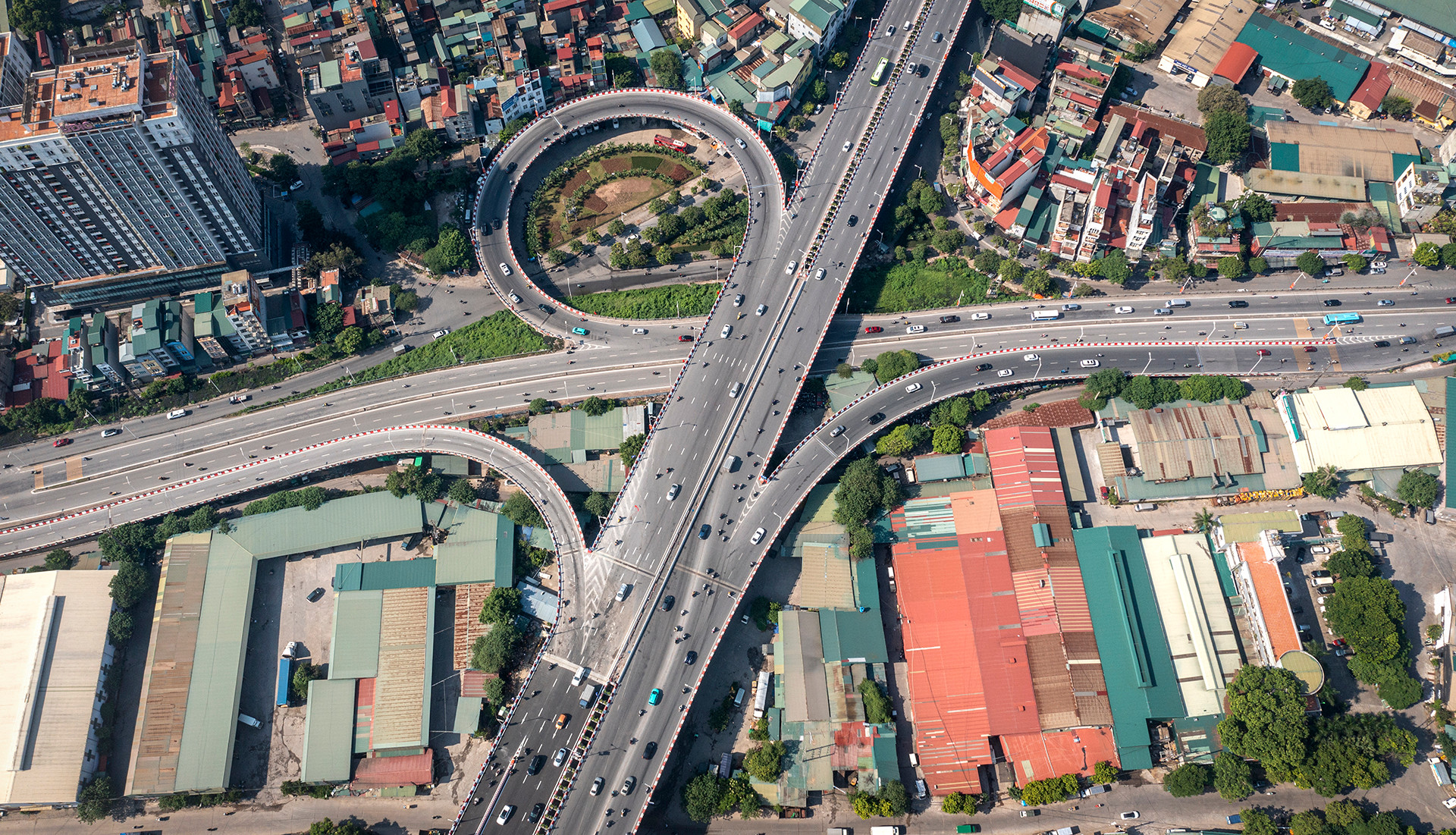 [Ảnh] Giao thông cầu Vĩnh Tuy 2 "dễ thở" sau ngày khánh thành ảnh 14