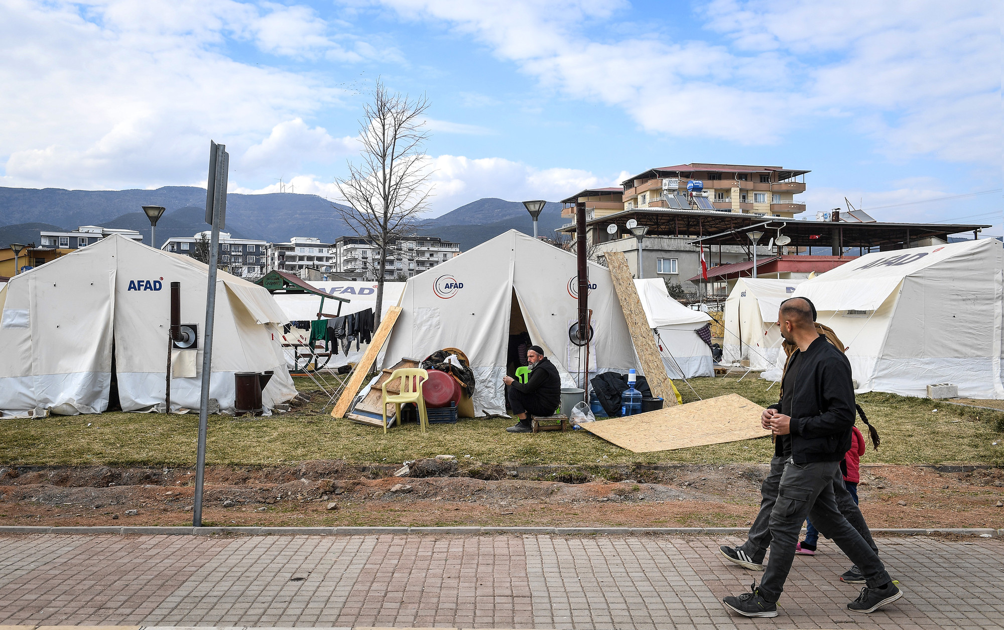 Cơ quan ứng phó Thảm họa và tình huống khẩn cấp Thổ Nhĩ Kỳ (AFAD) đã hỗ trợ hàng nghìn lều trại cho người dân bị mất nhà cửa. Ảnh chụp tại thị trấn Nurdagi, tỉnh Gaziantep (Thổ Nhĩ Kỳ).