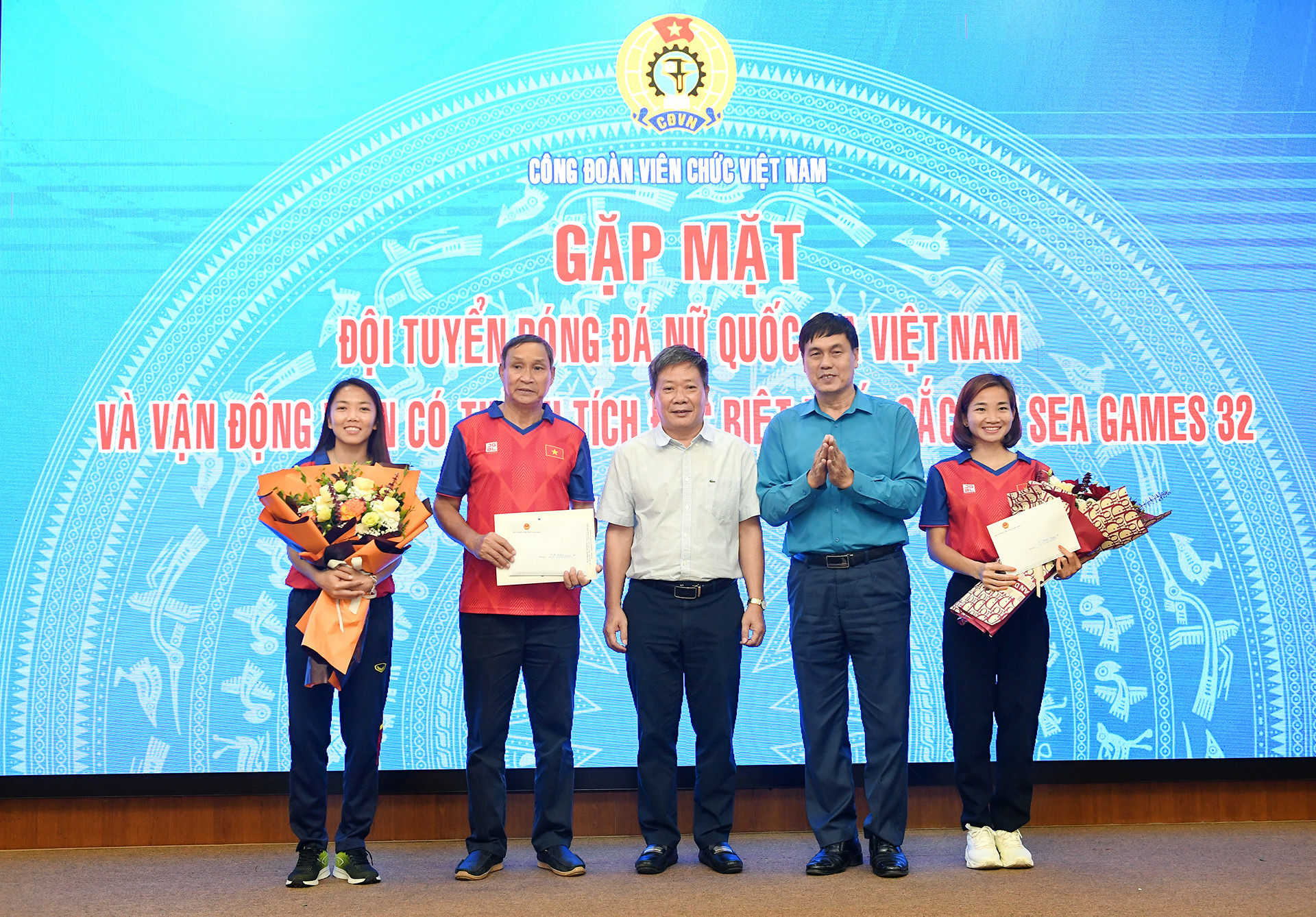 Ban Thường vụ Công đoàn Bộ Văn hóa, Thể thao và Du lịch tặng cho Đội tuyển Bóng đá nữ quốc gia Việt Nam số tiền 20 triệu đồng và vận động viên Nguyễn Thị Oanh 5 triệu đồng. Ban Thường vụ Công đoàn Bộ Văn hóa, Thể thao và Du lịch tặng cho Đội tuyển Bóng đá nữ quốc gia Việt Nam số tiền 20 triệu đồng và vận động viên Nguyễn Thị Oanh 5 triệu đồng.