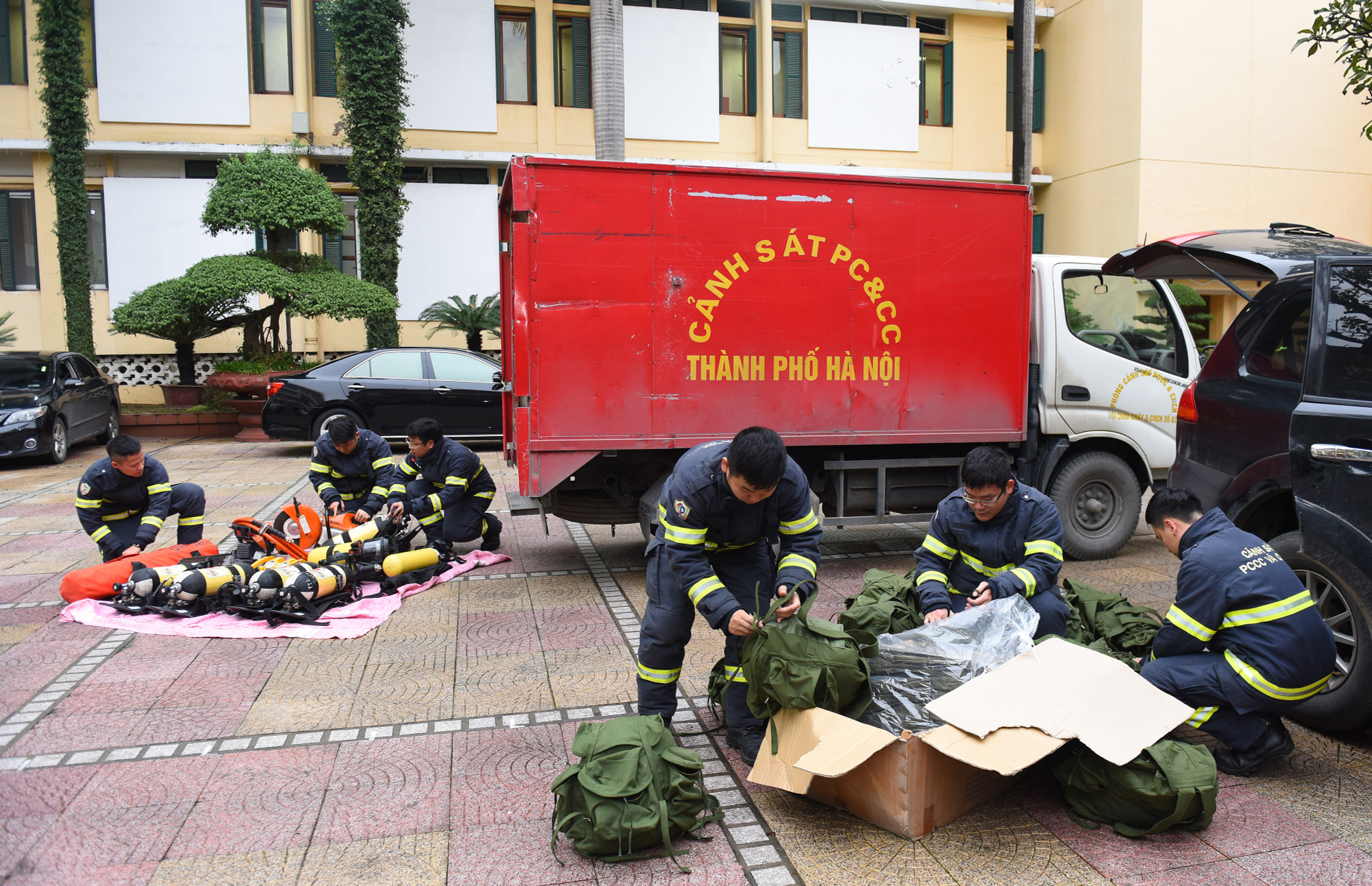 Các chiến sĩ Phòng cháy chữa cháy và Cứu nạn cứu hộ kiểm tra kỹ lưỡng một lượt cuối trang thiết bị hỗ trợ cứu nạn trước khi lên đường làm nhiệm vụ.