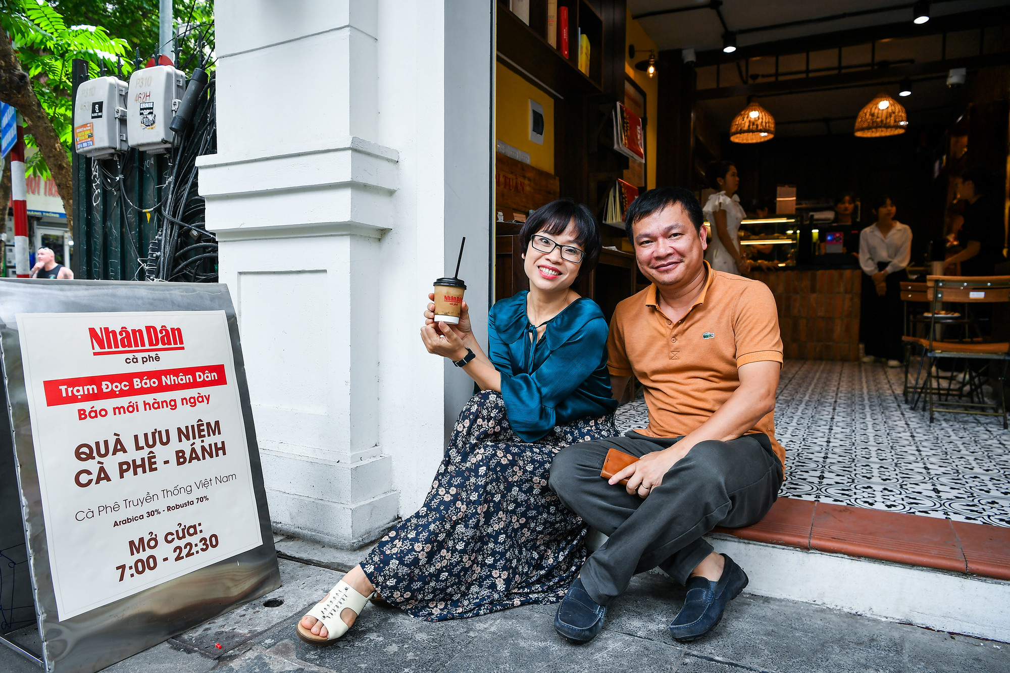 Không gian trạm đọc Báo Nhân Dân và uống cà-phê mở cửa từ 7 giờ sáng đến 22 giờ 30 phút hằng ngày chắc chắn sẽ là điểm đến yêu thích mới cho người dân Thủ đô.