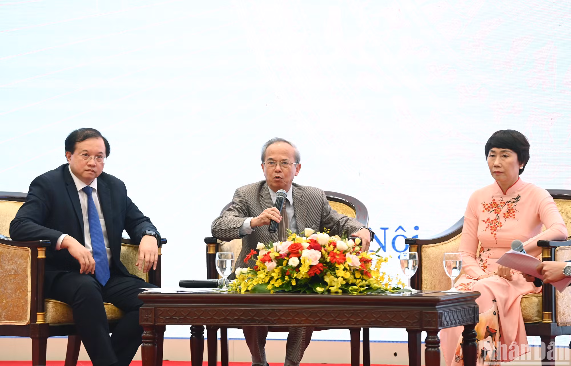 GS.TS Đinh Xuân Dũng, nguyên Phó Chủ tịch chuyên trách Hội đồng Lý luận, phê bình văn học, nghệ thuật Trung ương trả lời các câu hỏi của đại biểu.