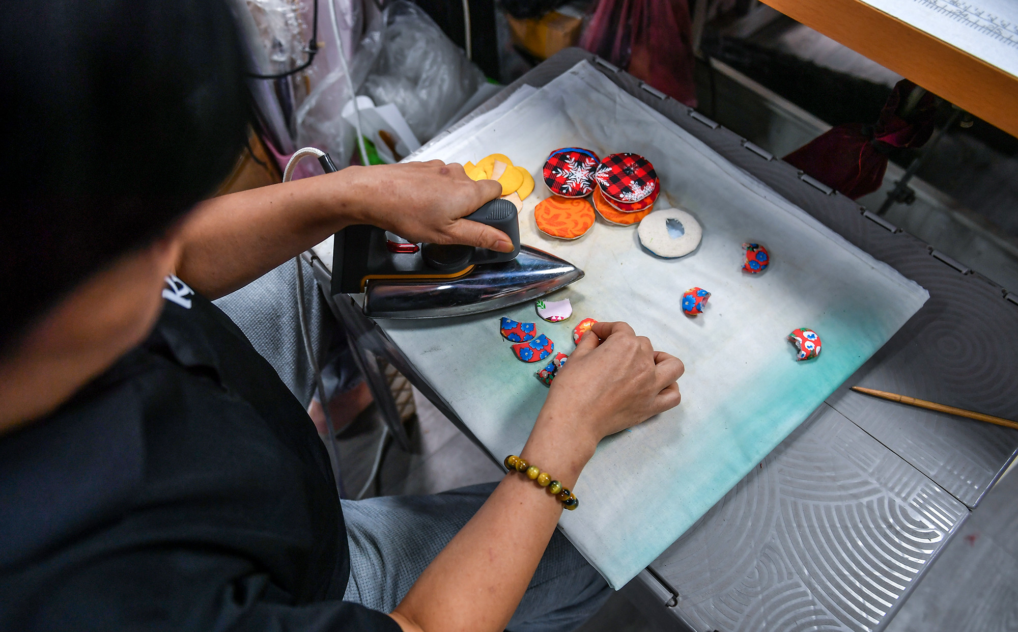 Nữ công nhân là lại các chi tiết nhỏ của Rồng trước khi may ghép.