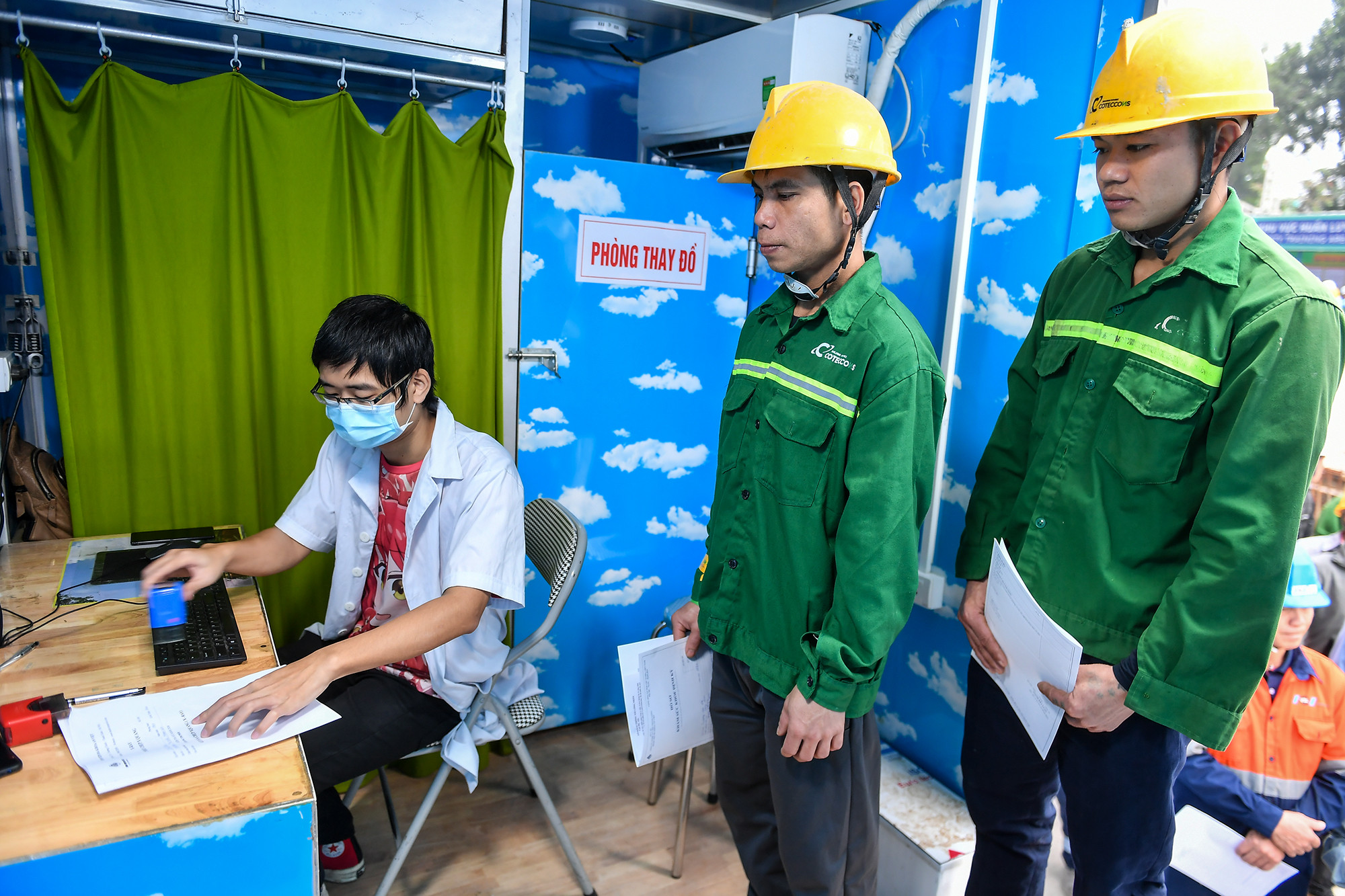 Mỗi công nhân sẽ được khám tổng quát để nắm bắt được tình trạng sức khỏe hiện tại.