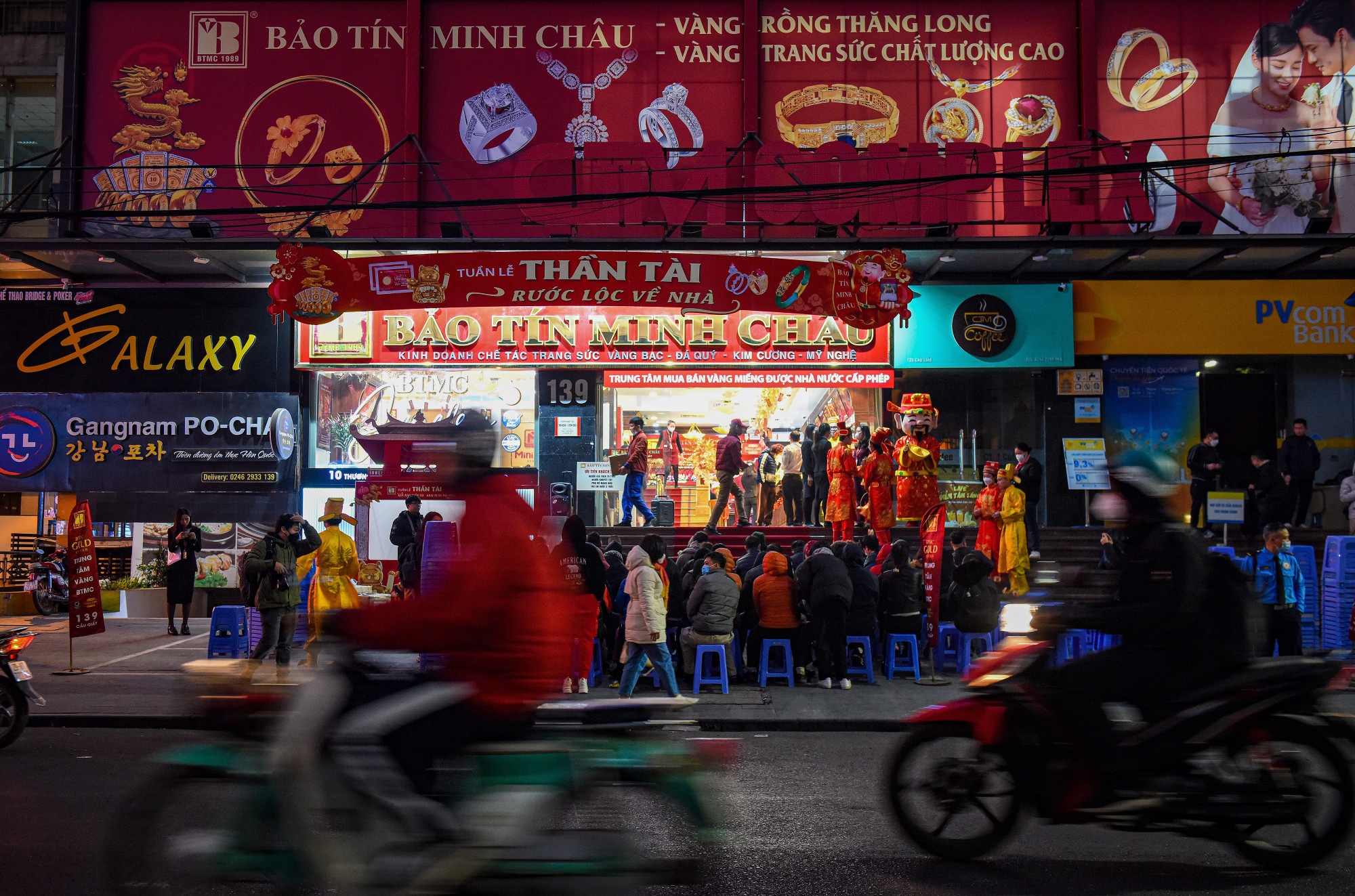 Sát giờ mở cửa, cơ sở vàng bạc đá quý Bảo Tín Minh Châu đã đông nghịt khách hàng.