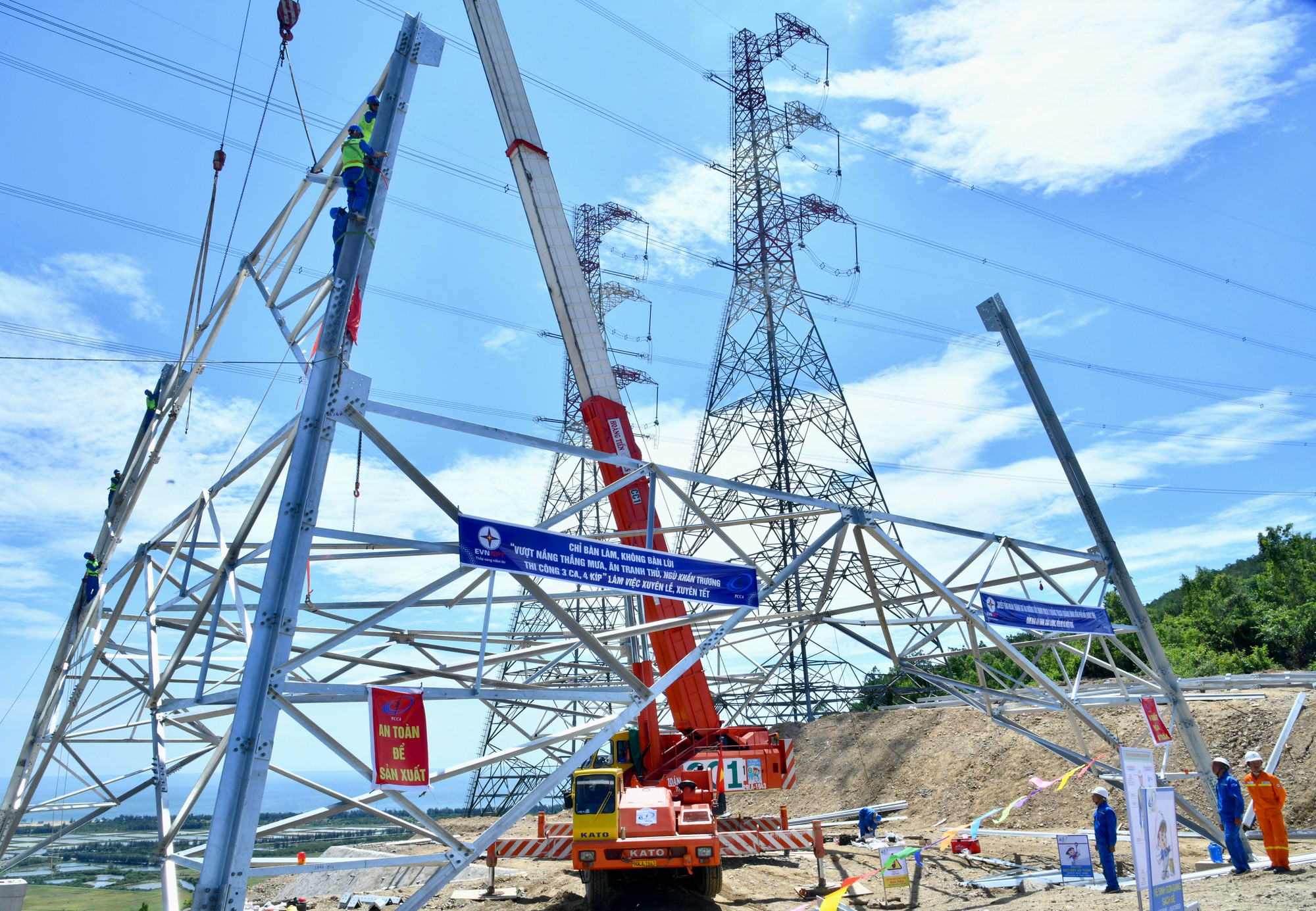 Thi công vị trí số 2 Đường dây 500kV Quảng Trạch-Quỳnh Lưu.