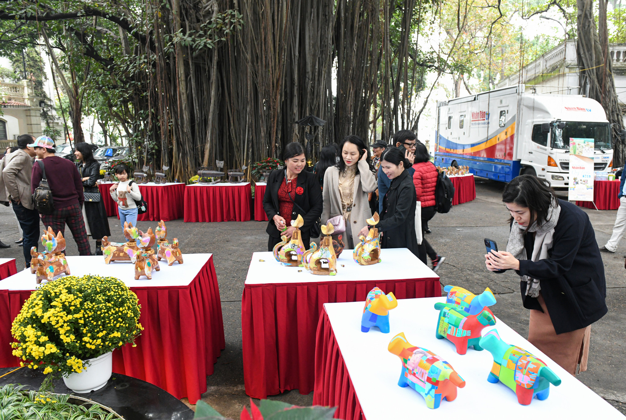 Không gian nghệ thuật của triển lãm là cuộc hội ngộ đậm chất nghệ thuật với các tác phẩm hội họa và điêu khắc gắn với linh vật Mèo - con Giáp biểu trưng cho năm Quý Mão 2023. (Ảnh: THÀNH ĐẠT)