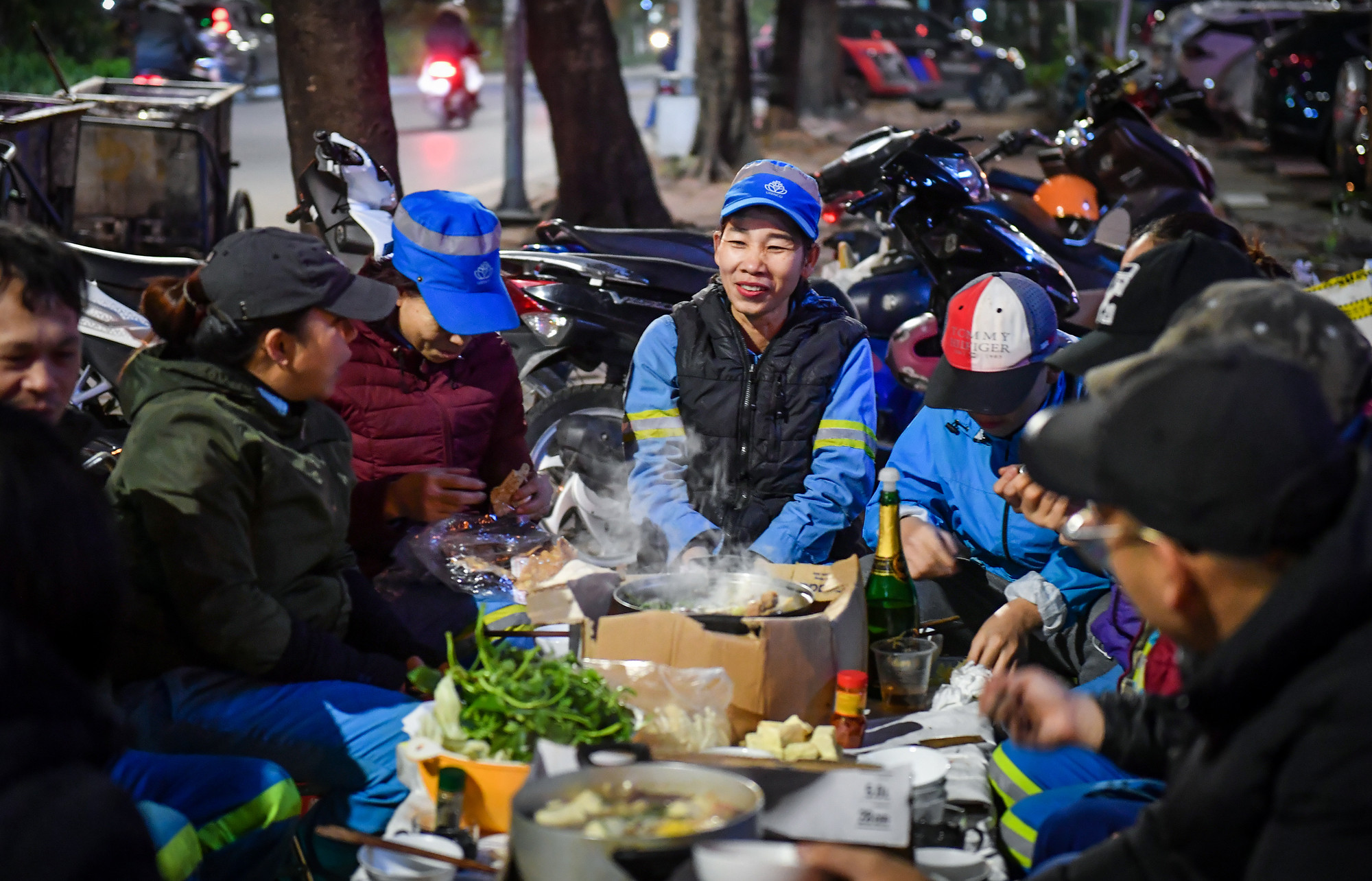 Niềm vui giản đơn giữa ca nghỉ trên phố ngày cận Tết. Bữa cơm chào năm cũ vào tối 29 Tết đã trở thành "truyền thống nhỏ" của Tổ 5.