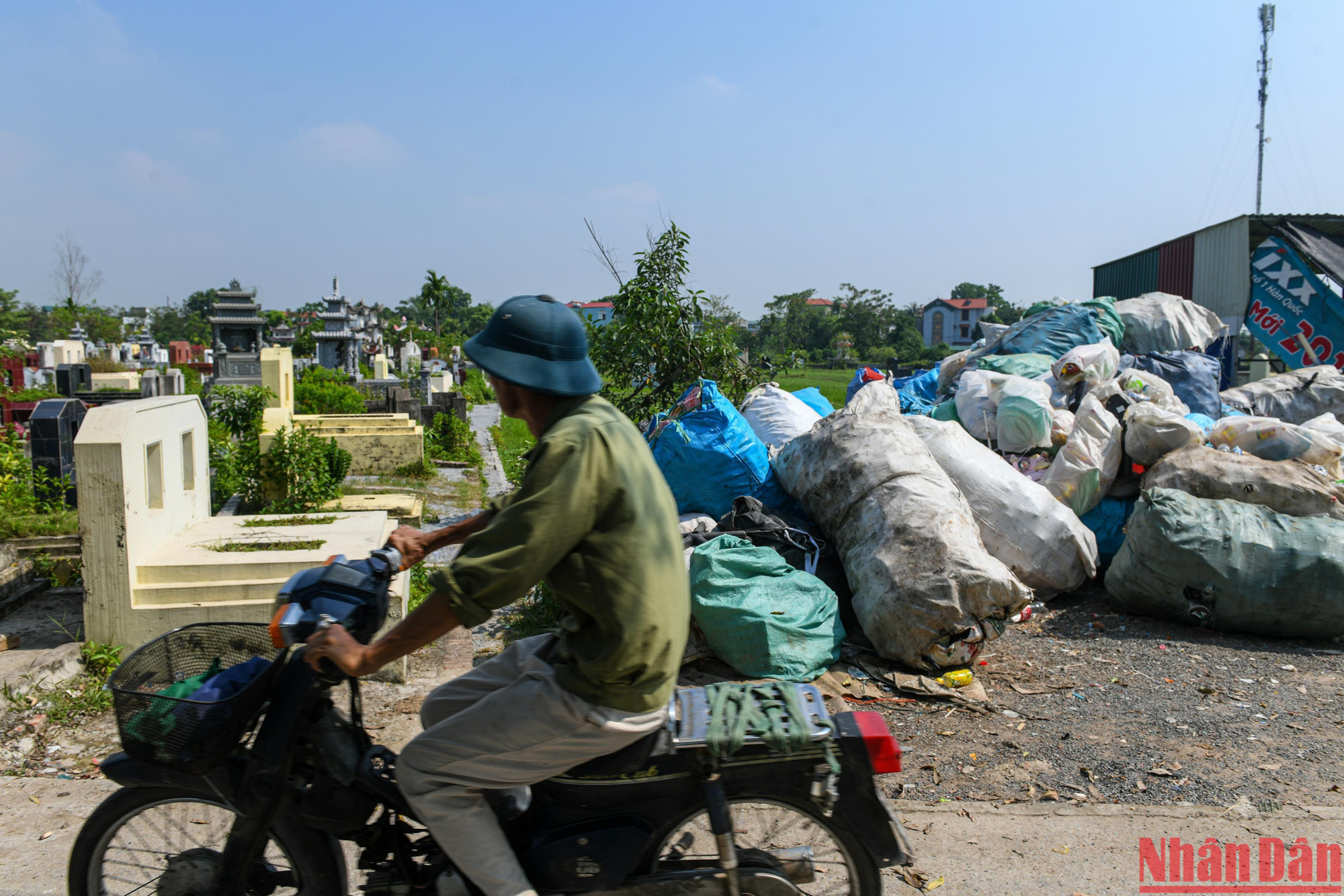 Phế liệu tràn ra nghĩa trang thôn...