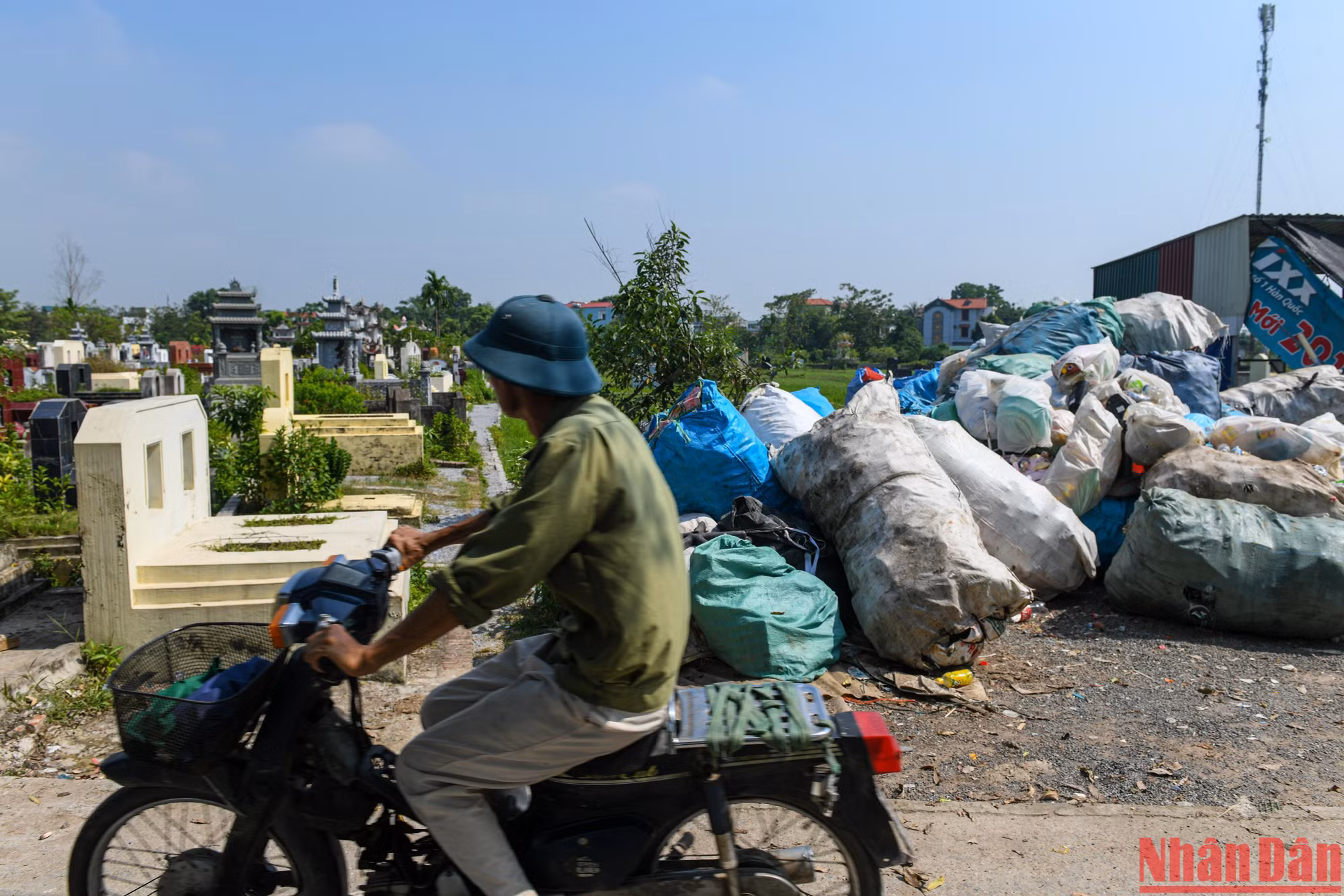 Phế liệu tràn ra nghĩa trang thôn... Phế liệu tràn ra nghĩa trang thôn...