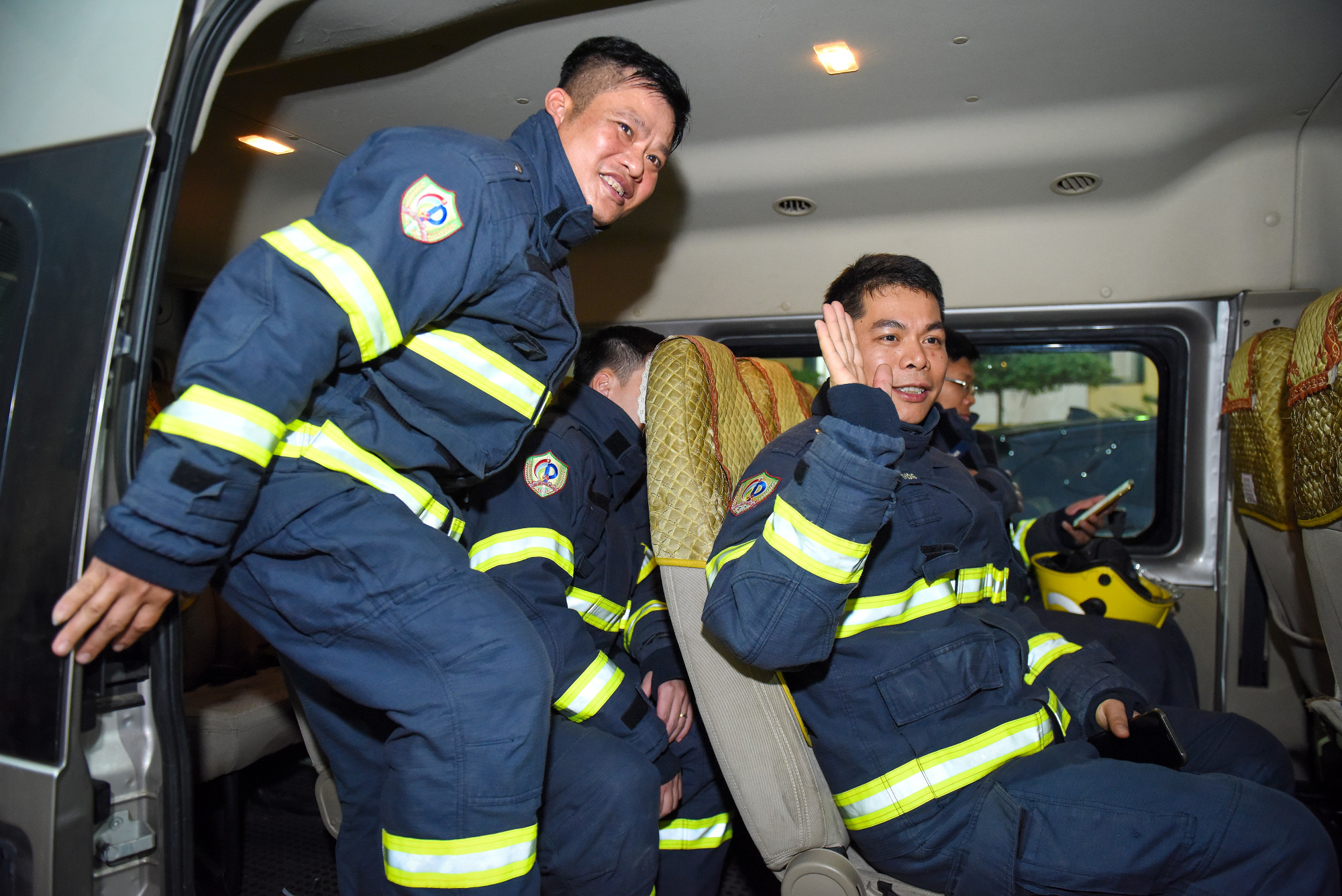 Những cái vẫy tay chào đồng nghiệp của 24 cán bộ, chiến sĩ Công an Việt Nam lên đường cứu hộ thảm họa động đất Thổ Nhĩ Kỳ.