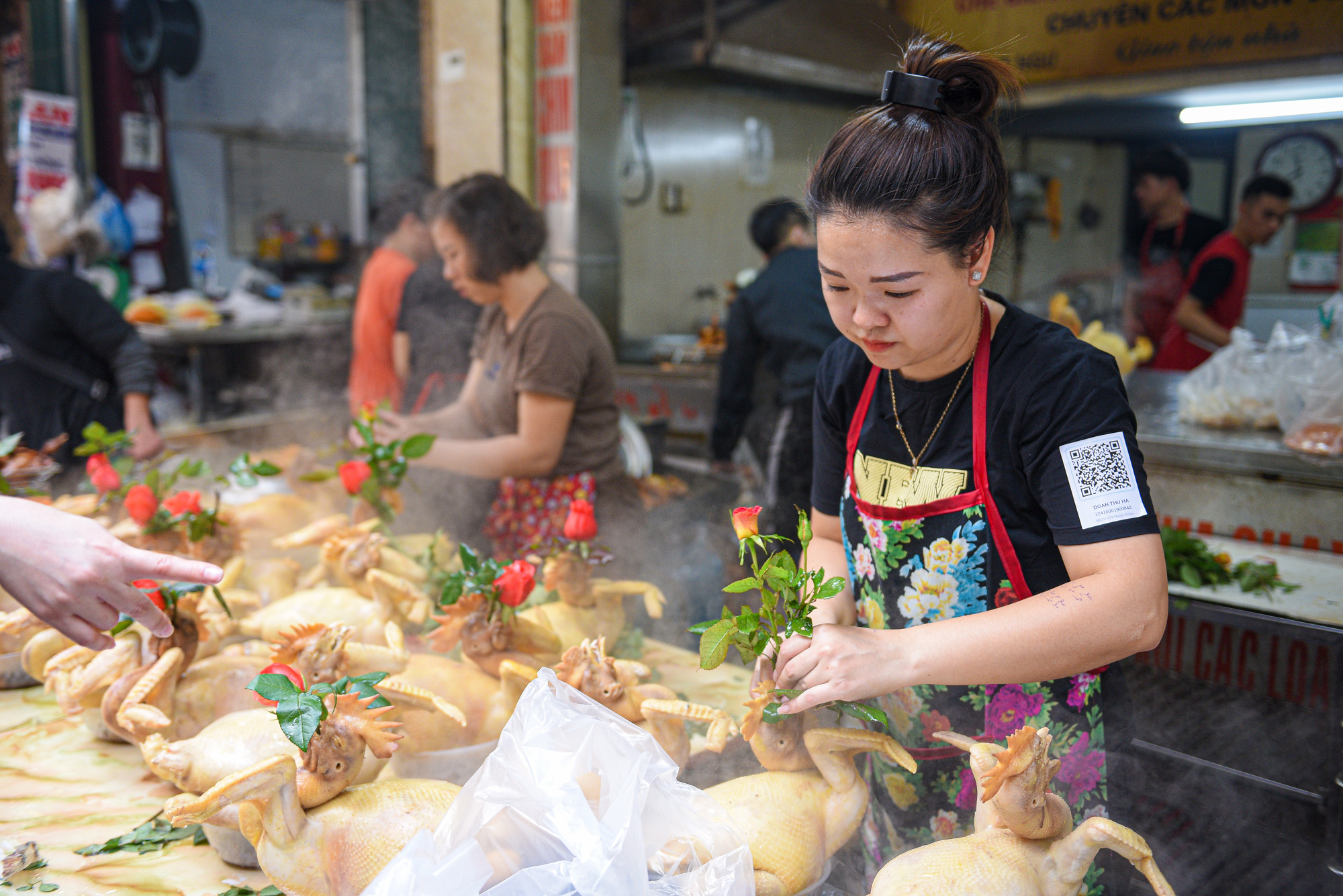 Gà cúng ông Công ông Táo vừa luộc xong còn bốc khói sẽ được bày ra sạp hàng để bắt đầu khâu trang trí, tạo "điểm nhấn".