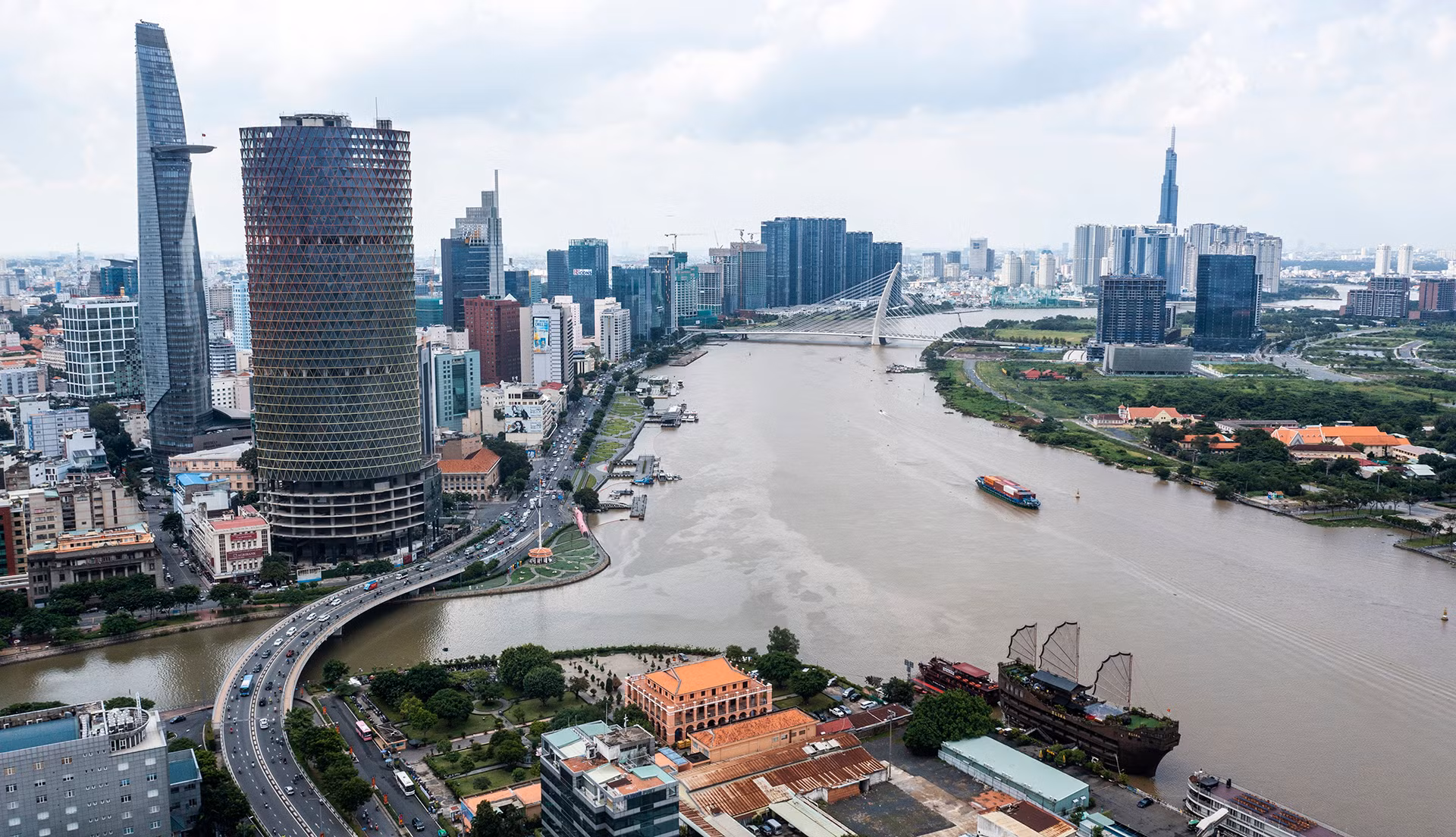 Ngoài ra, cầu đi bộ nối liền với phố đi bộ Nguyễn Huệ, quận 1 với khu đô thị mới Thủ Thiêm cũng đang được UBND TP.HCM yêu cầu Sở Quy hoạch-Kiến trúc khẩn trương hoàn chỉnh lại nội dung tờ trình phương án thiết kế kiến trúc.