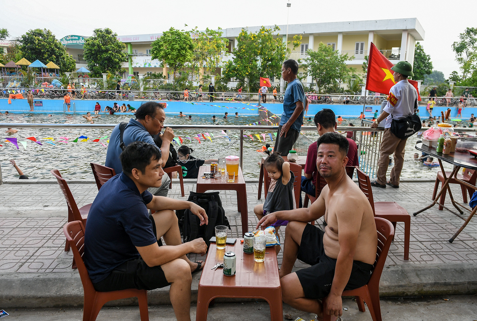 [Ảnh] Biến ao làng thành bể bơi miễn phí cho trẻ ảnh 16