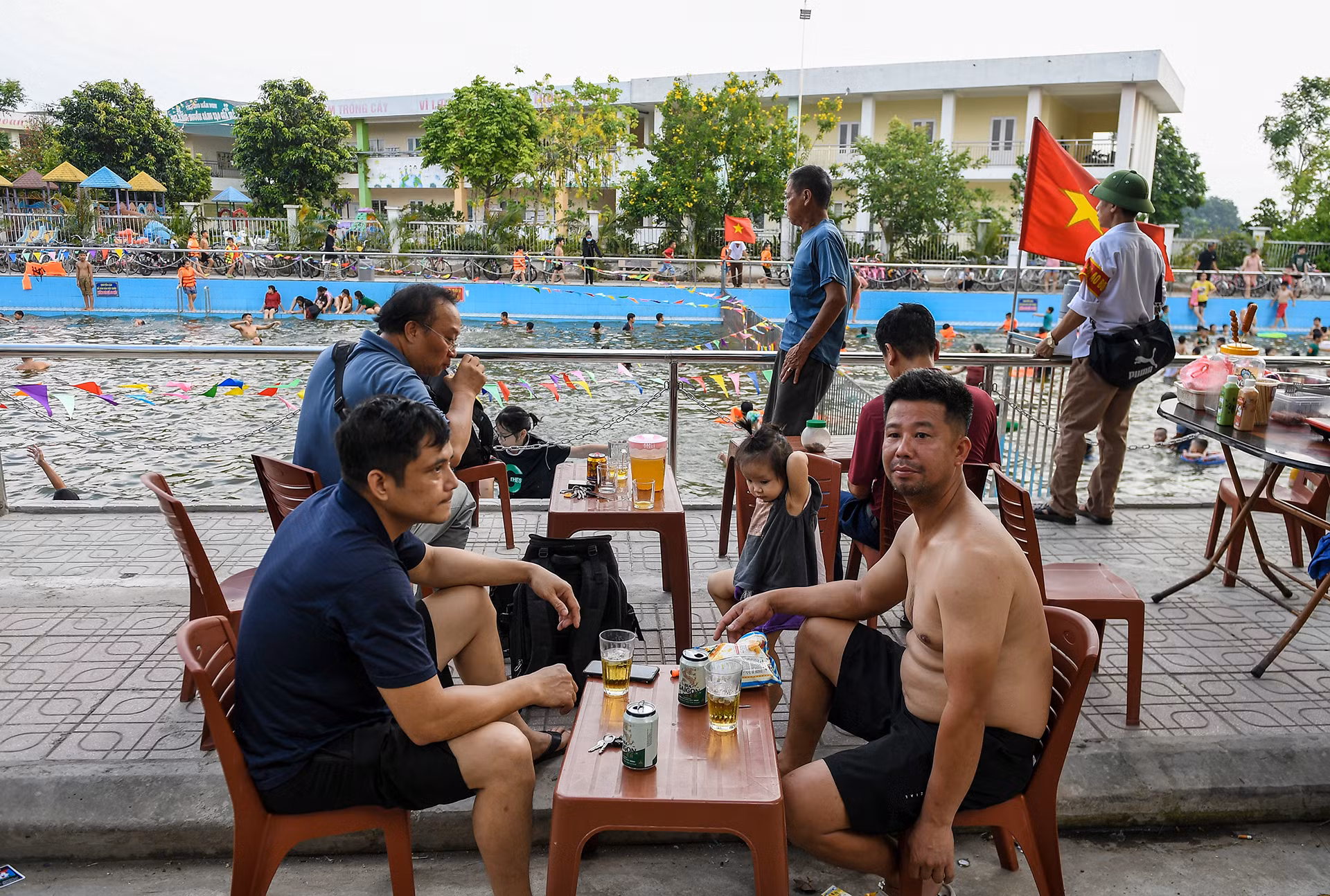 [Ảnh] Biến ao làng thành bể bơi miễn phí cho trẻ ảnh 16