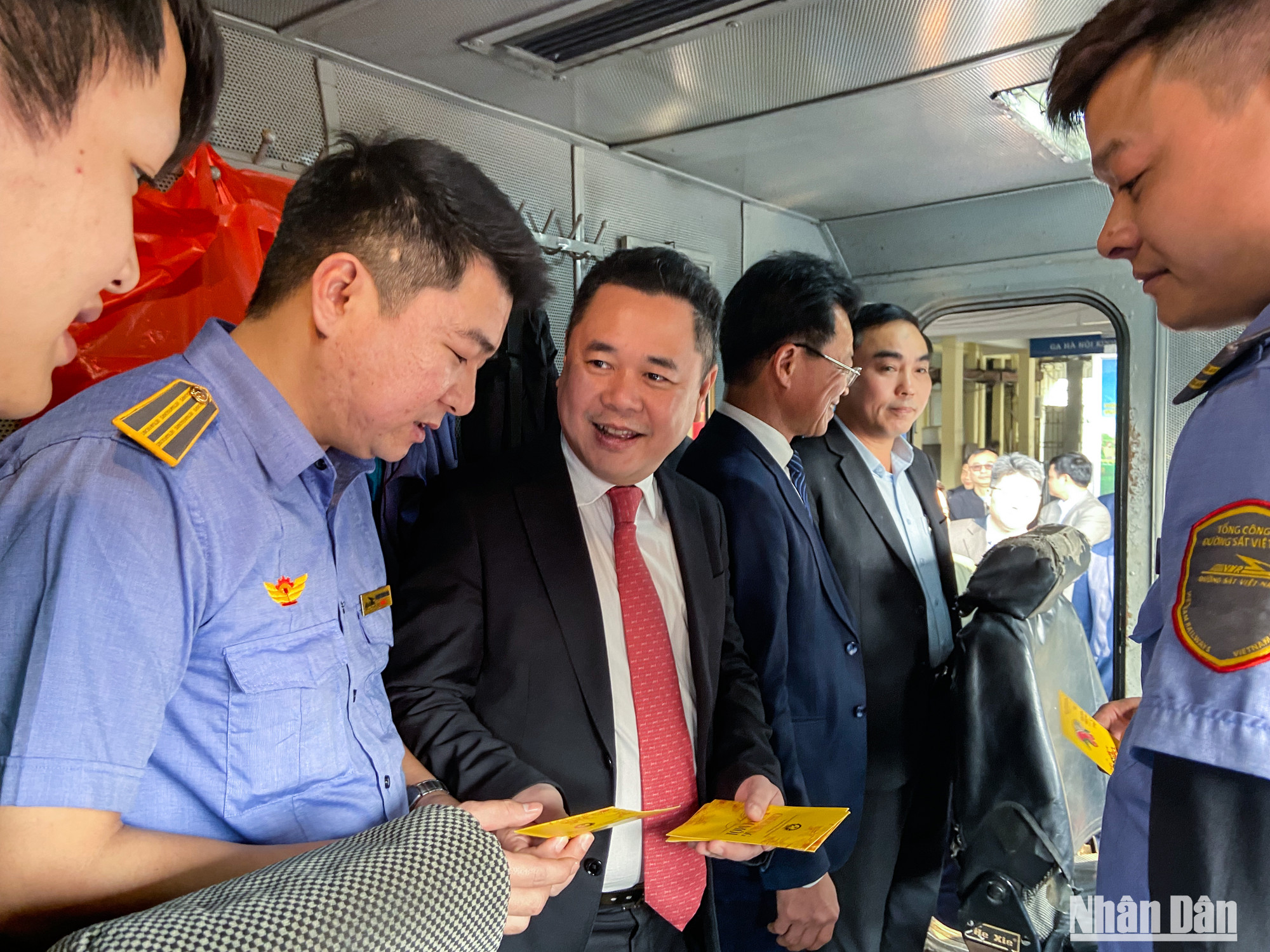 Cũng trong chiều ngày 30 Tết, ông Nguyễn Ngọc Cảnh, Phó chủ tịch Ủy ban quản lý vốn Nhà nước tại doanh nghiệp cùng lãnh đạo ngành đường sắt đã đến chúc Tết cán bộ công nhân tại ga Hà Nội.