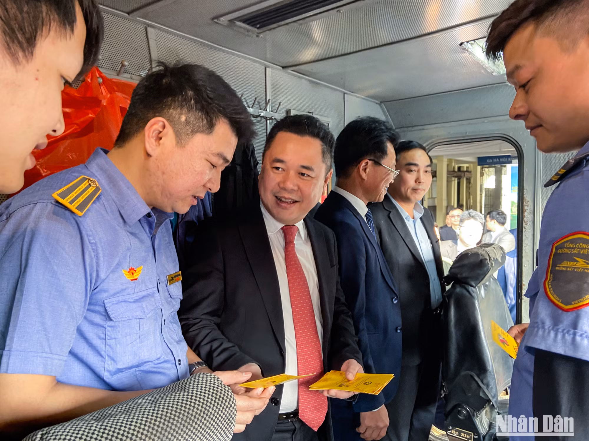 Cũng trong chiều ngày 30 Tết, ông Nguyễn Ngọc Cảnh, Phó chủ tịch Ủy ban quản lý vốn Nhà nước tại doanh nghiệp cùng lãnh đạo ngành đường sắt đã đến chúc Tết cán bộ công nhân tại ga Hà Nội.