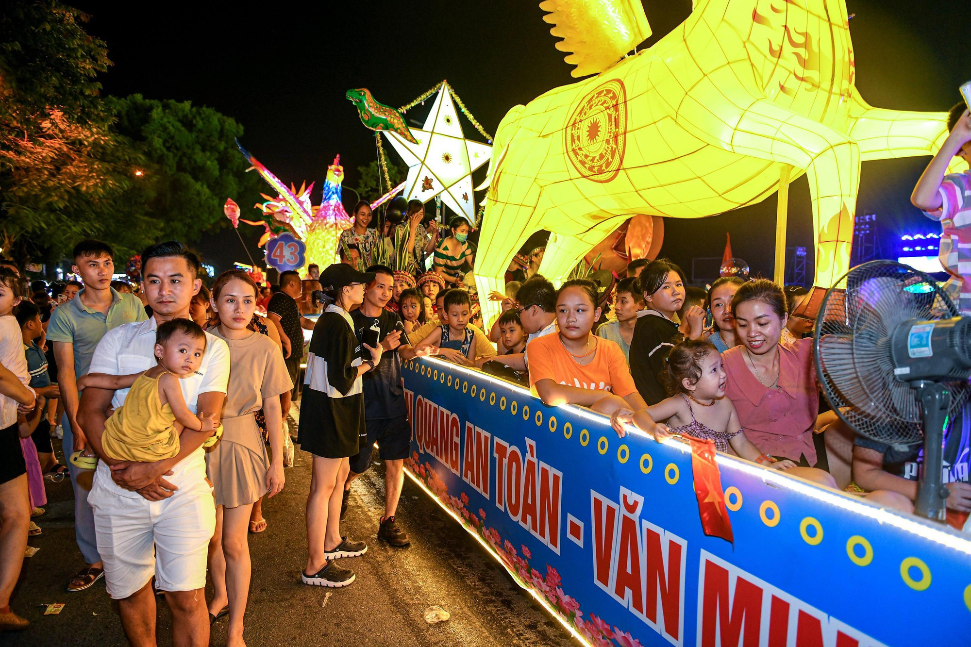 Hàng nghìn du khách từ các tỉnh, thành phố trên cả nước đổ về thành phố Tuyên Quang để chiêm ngưỡng những chiếc đèn lồng khổng lồ.