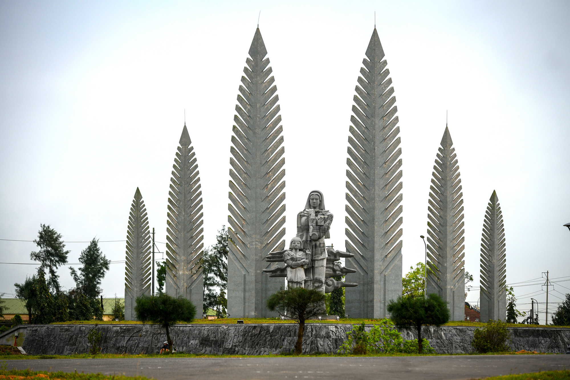 Cụm tượng đài “Khát vọng thống nhất” nằm ở bờ nam sông Bến Hải, phía Đông Quốc lộ 1A, có diện tích 2.700m2, gồm hai phần: phần bệ đài, với mặt cạnh là mảng phù điêu, được ghép từ nhiều khối đá, có kích cỡ khác nhau; phần tượng đài là hình tượng bà mẹ miền nam (cao 7,70m) và người con trai (cao 5,50m), được tạo trên chất liệu đá xanh Thanh Hóa.