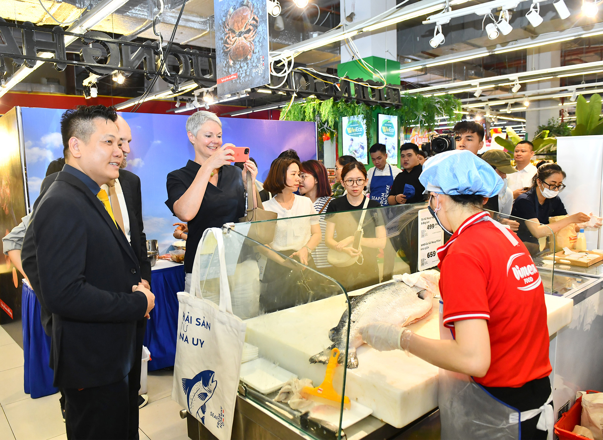 Đại sứ Na Uy Hilde Solbakken thăm quan và chụp ảnh gian hàng giới thiệu sản phẩm cá hồi Na Uy tại hệ thống siêu thị WinMart. Đại sứ Na Uy Hilde Solbakken thăm quan và chụp ảnh gian hàng giới thiệu sản phẩm cá hồi Na Uy tại hệ thống siêu thị WinMart.