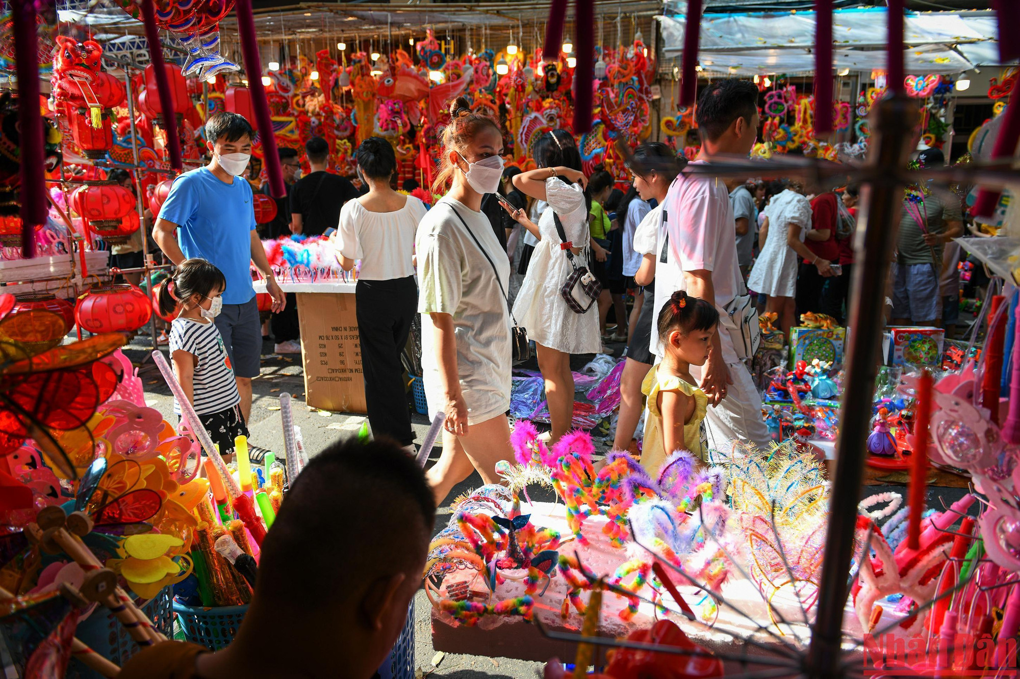 Các em nhỏ được cha mẹ đưa theo để đi chơi dịp nghỉ lễ và chơi Trung thu sớm.