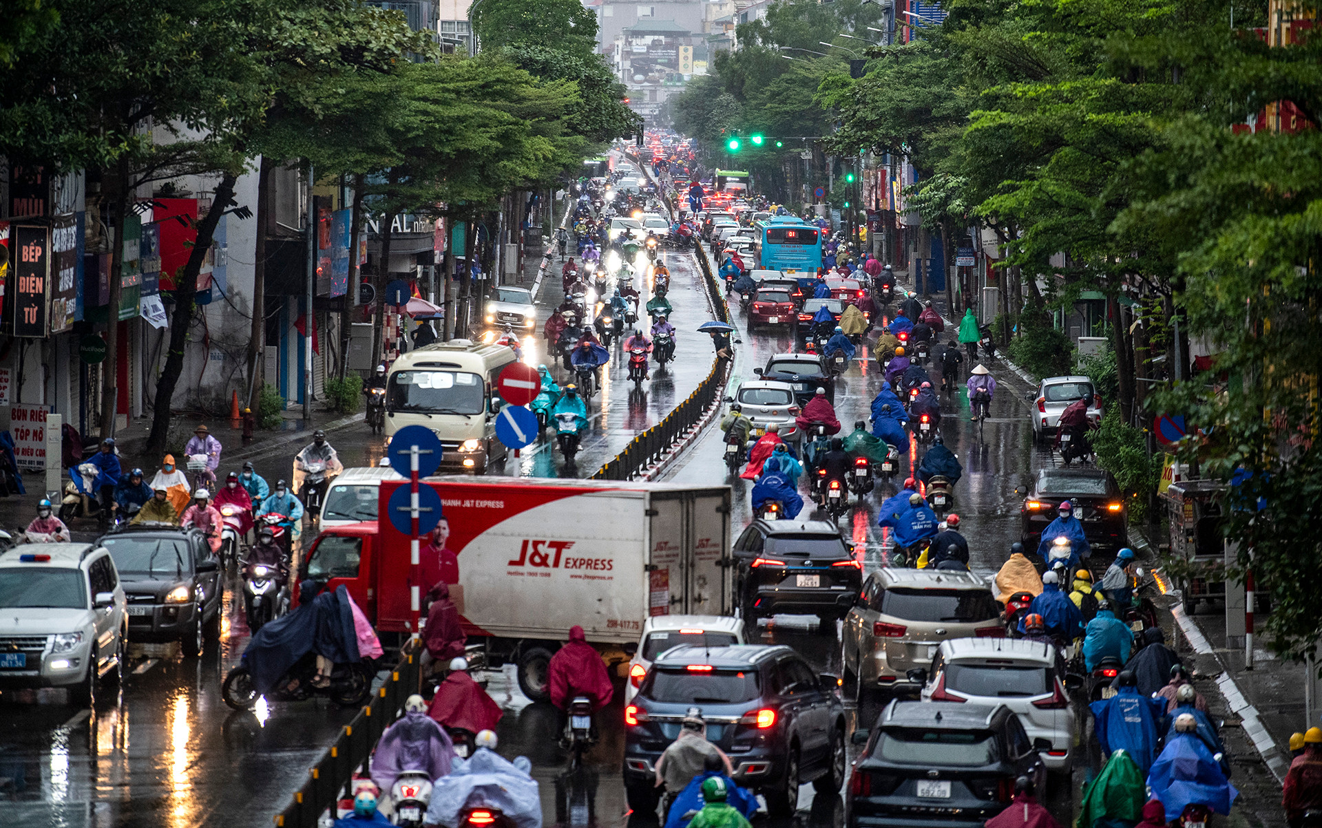 Mưa rét cũng là nguyên nhân gây ùn tắc giao thông trên nhiều tuyến phố như Tây Sơn, Chùa Bộc, Ngã Tư Sở...Người tham gia giao thông di chuyển chậm hơn, đặc biệt người điều khiển xe máy khi mặc áo mưa lùng bùng vướng víu, khó quan sát.