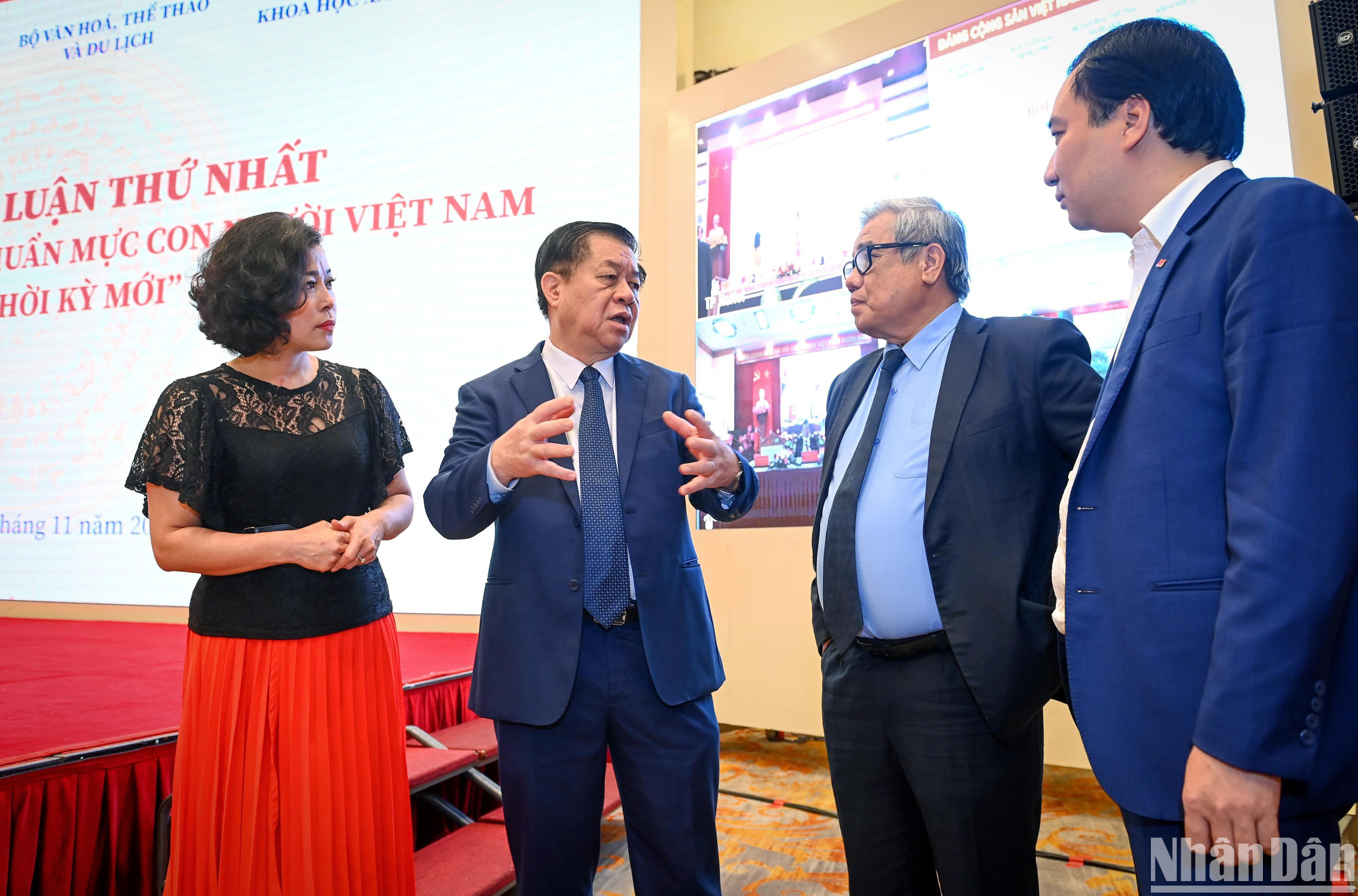 Đồng chí Nguyễn Trọng Nghĩa trao đổi với các đại biểu tham dự Hội thảo. (Ảnh: THÀNH ĐẠT)