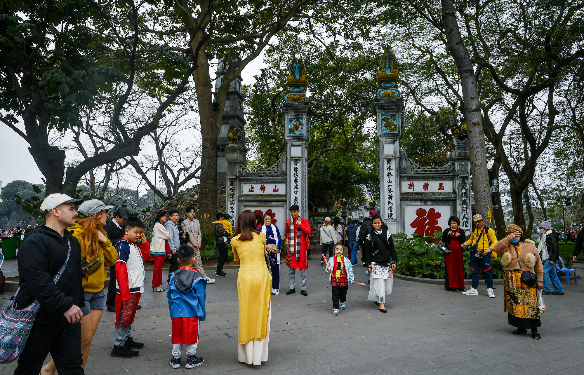 [Ảnh] Người Hà Nội rộn ràng du xuân ảnh 6