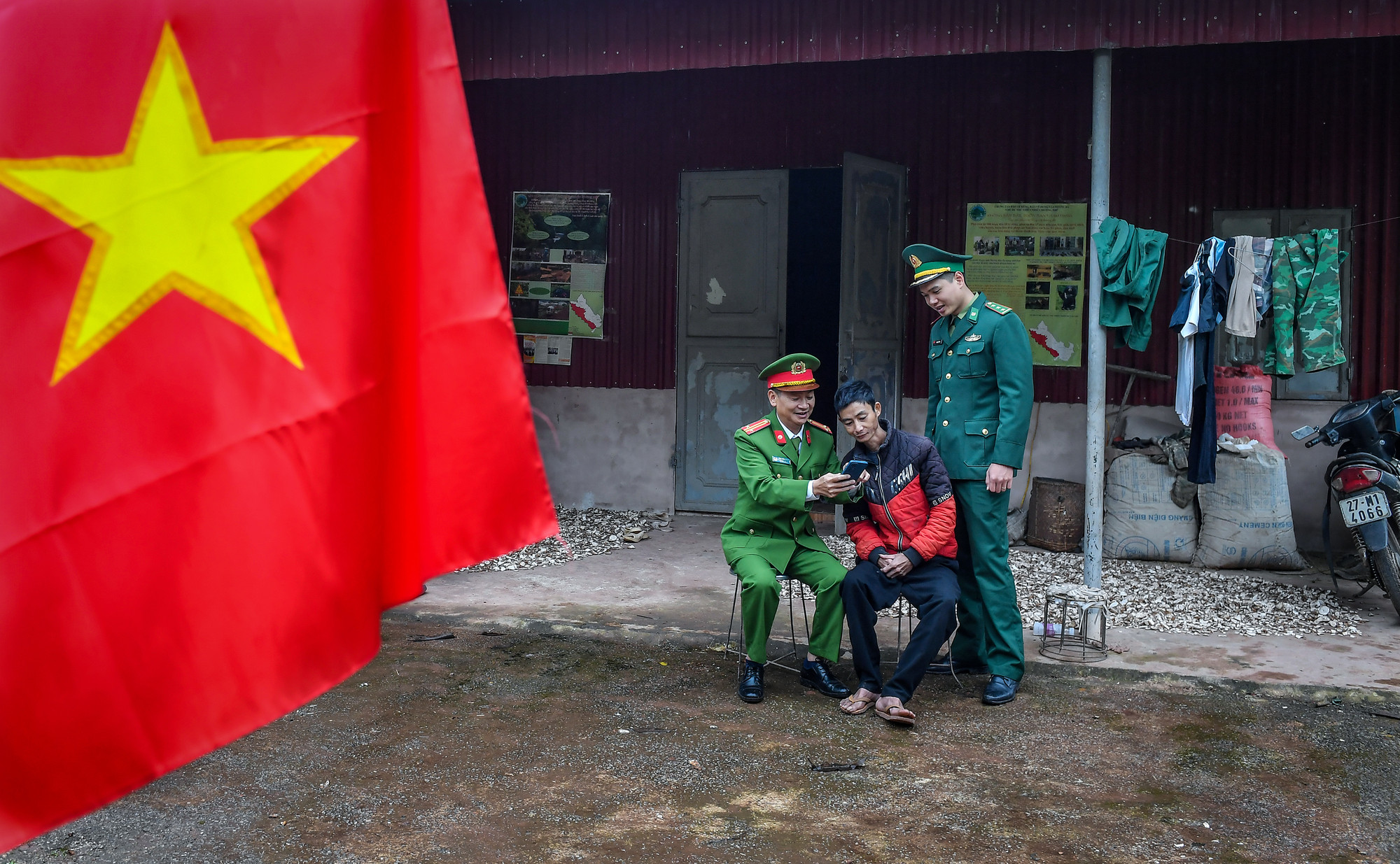 [Ảnh] Một ngày của công an xã nơi cực tây Tổ quốc ảnh 9