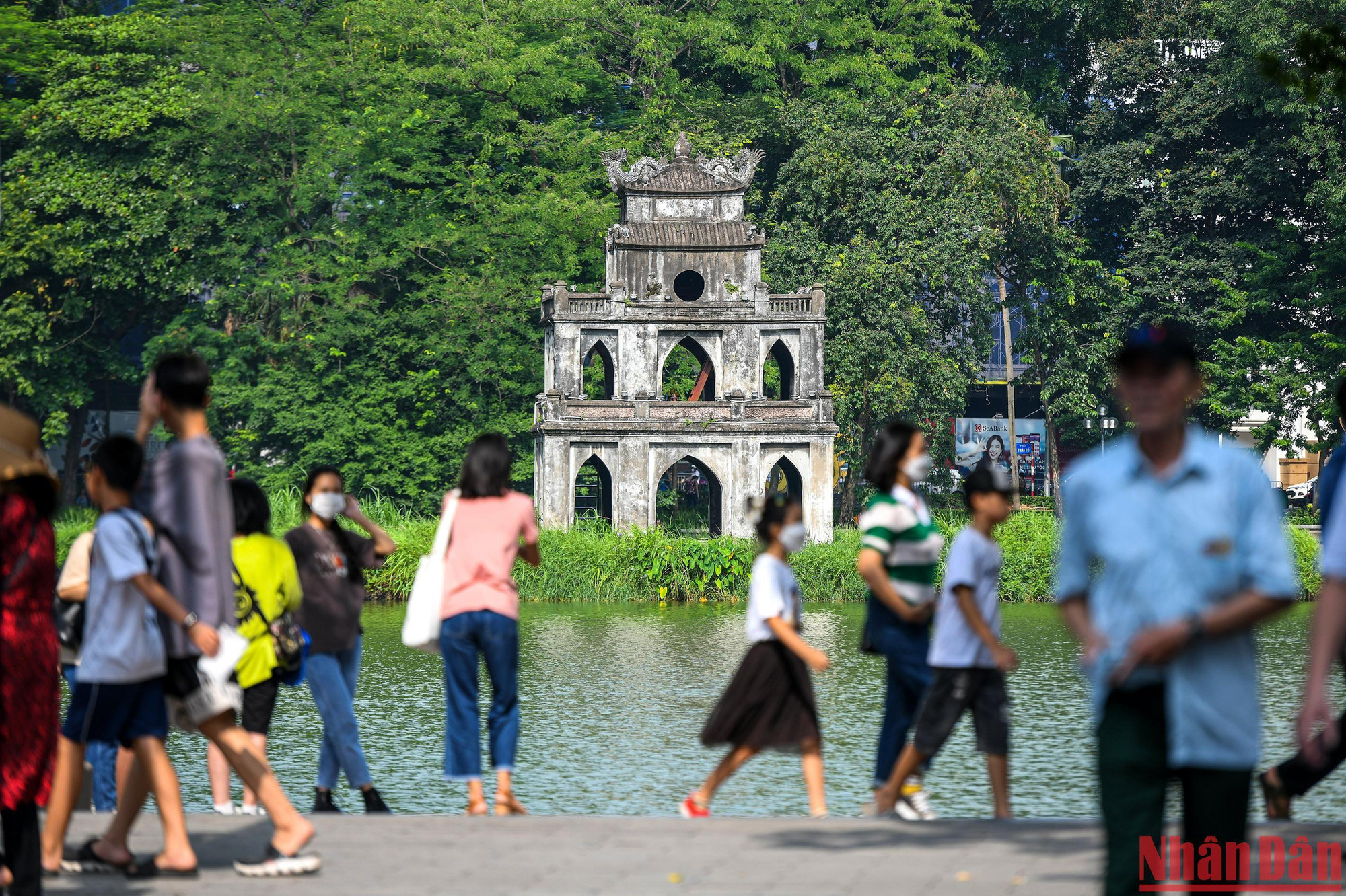 Phố đi bộ hồ Hoàn Kiếm thu hút đông khách du lịch cũng như người dân đến tham quan dịp Tết Độc Lập.