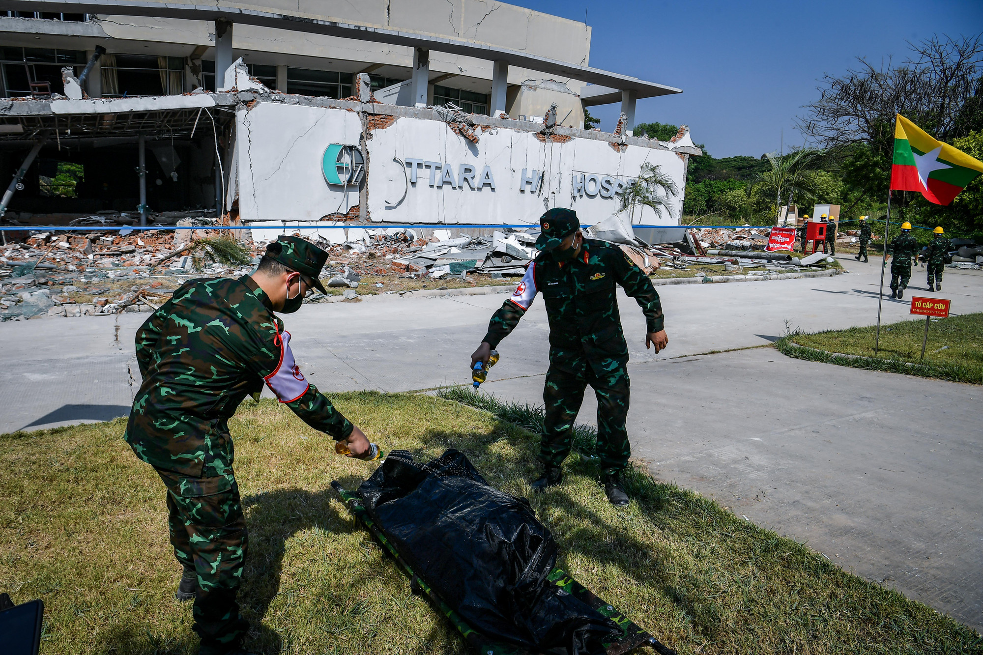 Đến cuối ngày các chiến sĩ Quân y lại trở lại công việc chính của đoàn công tác là cứu hộ cứu nạn và xử lý khử khuẩn vệ sinh khi các thi thể nạn nhân được đưa lên.