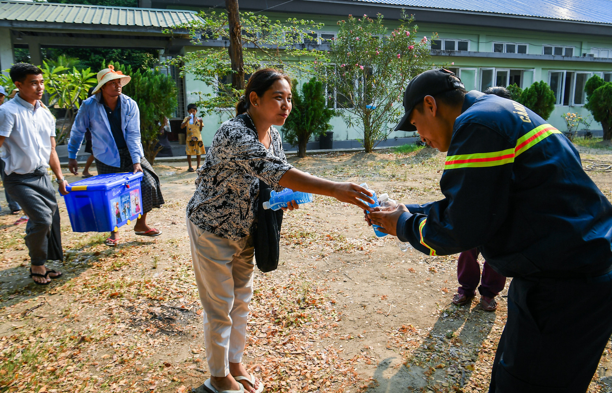 [Ảnh] Đoàn cứu nạn, cứu hộ Việt Nam chia sẻ nỗi mất mát với người dân vùng động đất Myanmar ảnh 5