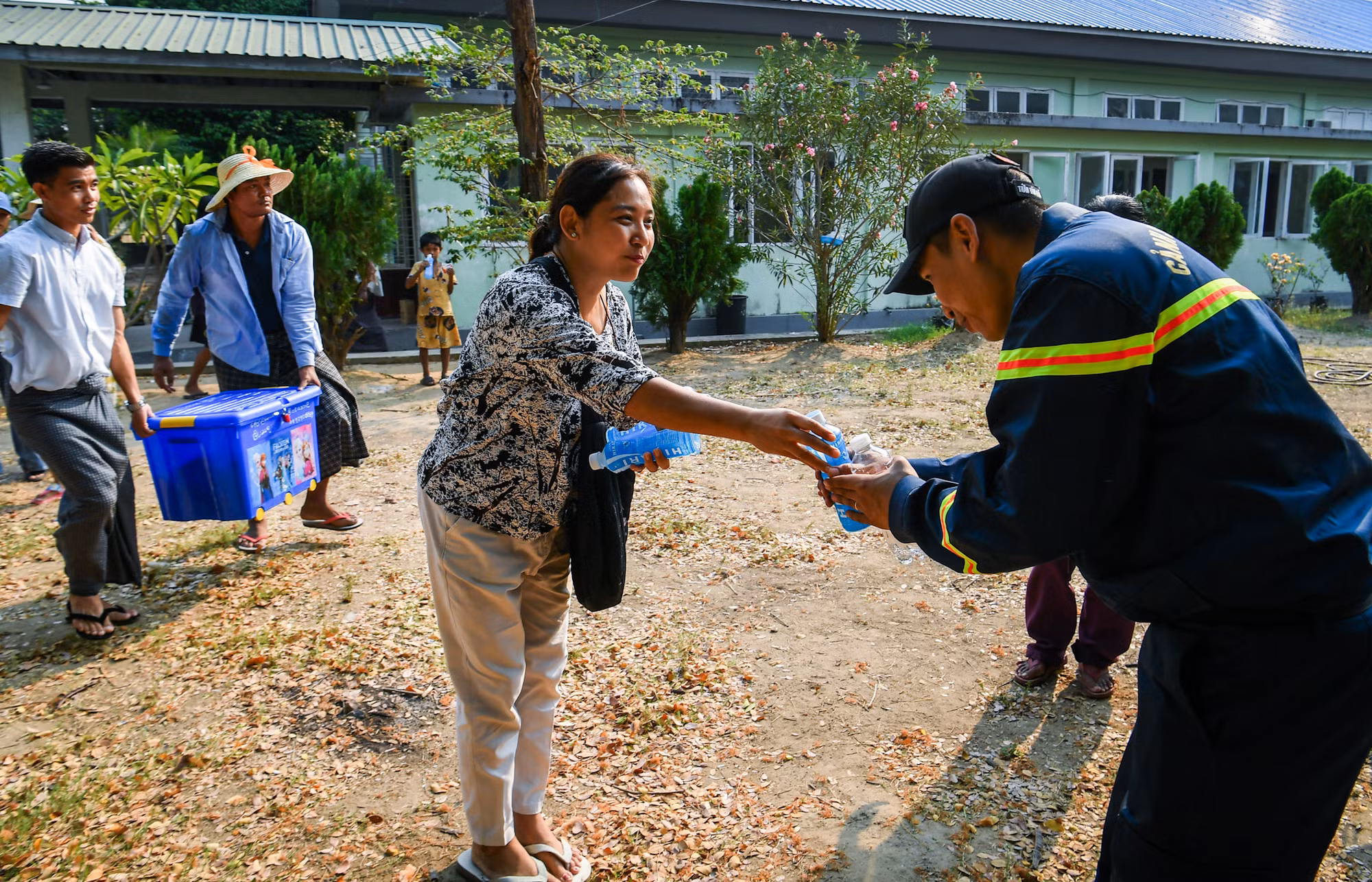 [Ảnh] Đoàn cứu nạn, cứu hộ Việt Nam chia sẻ nỗi mất mát với người dân vùng động đất Myanmar ảnh 5