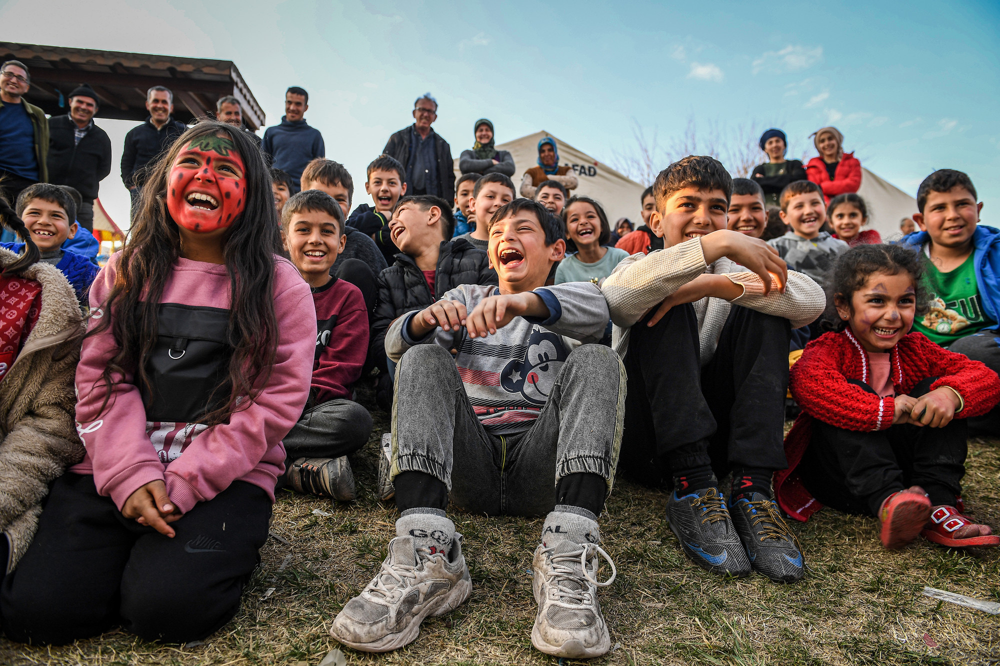 Những câu chuyện cổ tích của Mehmet Tahir Ikiler (Giám đốc nghệ thuật một nhà hát tại Thủ đô Ankara) trên chiếc xe bán tải sẽ giúp hàn gắn tuổi thơ của những em bé vùng thảm họa tại Thổ Nhĩ Kỳ. Và ông đã thành công khi thấy những em bé này cười thật thoải mái và hồn nhiên.